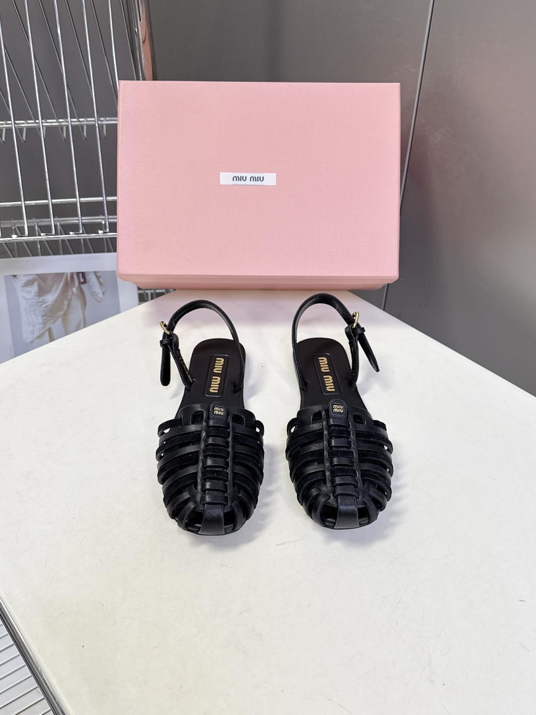 Miu Miu缪缪春夏最新款复古编织猪笼凉鞋 超多明星网红种草 是品牌将复古学院风与夏日度假感结合的设计