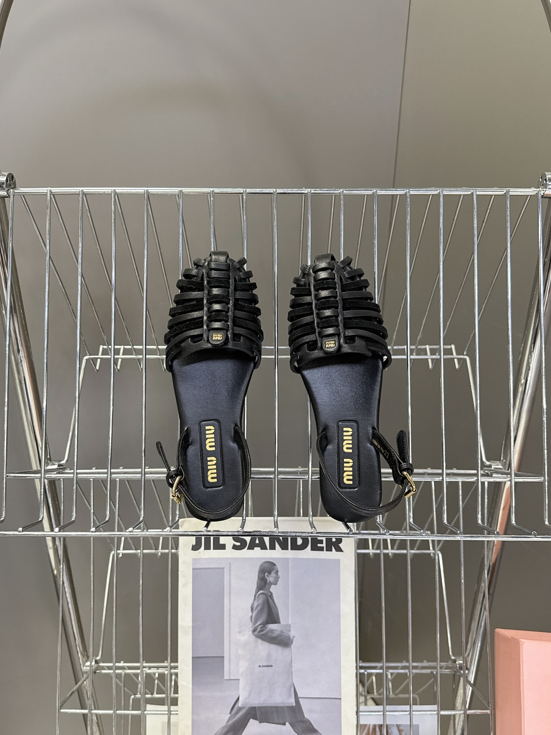 Miu Miu缪缪春夏最新款复古编织猪笼凉鞋 超多明星网红种草 是品牌将复古学院风与夏日度假感结合的设计