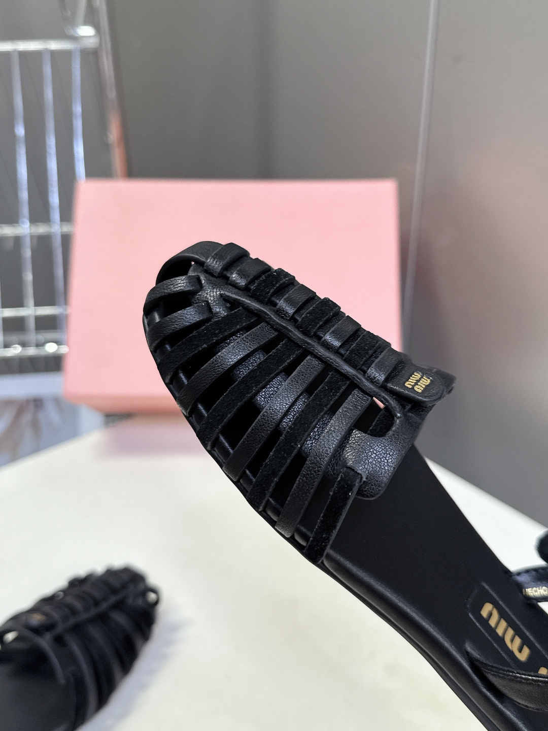 Miu Miu缪缪春夏最新款复古编织猪笼凉鞋 超多明星网红种草 是品牌将复古学院风与夏日度假感结合的设计