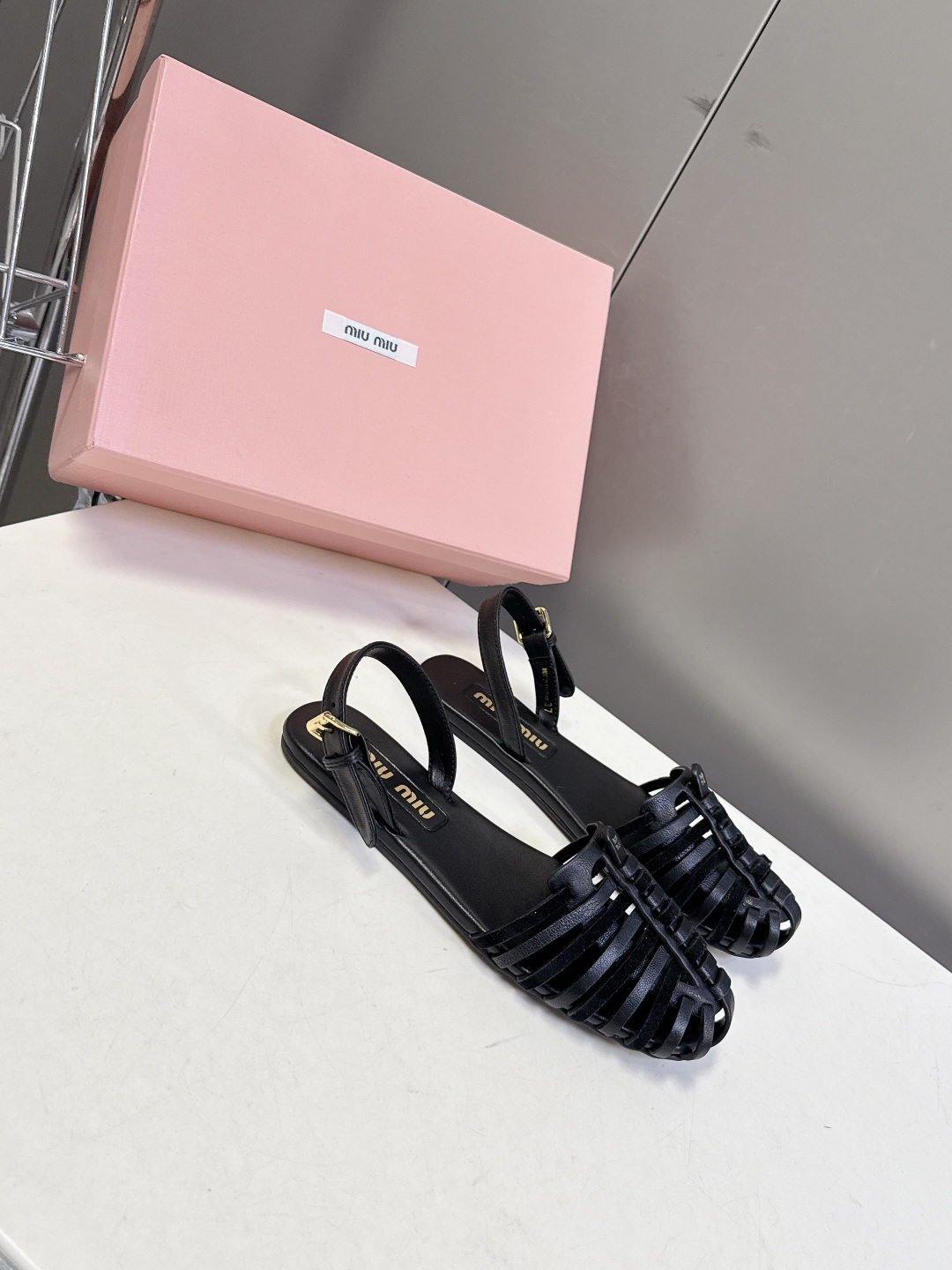 Miu Miu缪缪春夏最新款复古编织猪笼凉鞋 超多明星网红种草 是品牌将复古学院风与夏日度假感结合的设计