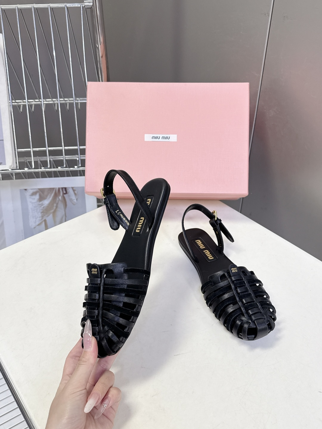 Miu Miu缪缪春夏最新款复古编织猪笼凉鞋 超多明星网红种草 是品牌将复古学院风与夏日度假感结合的设计