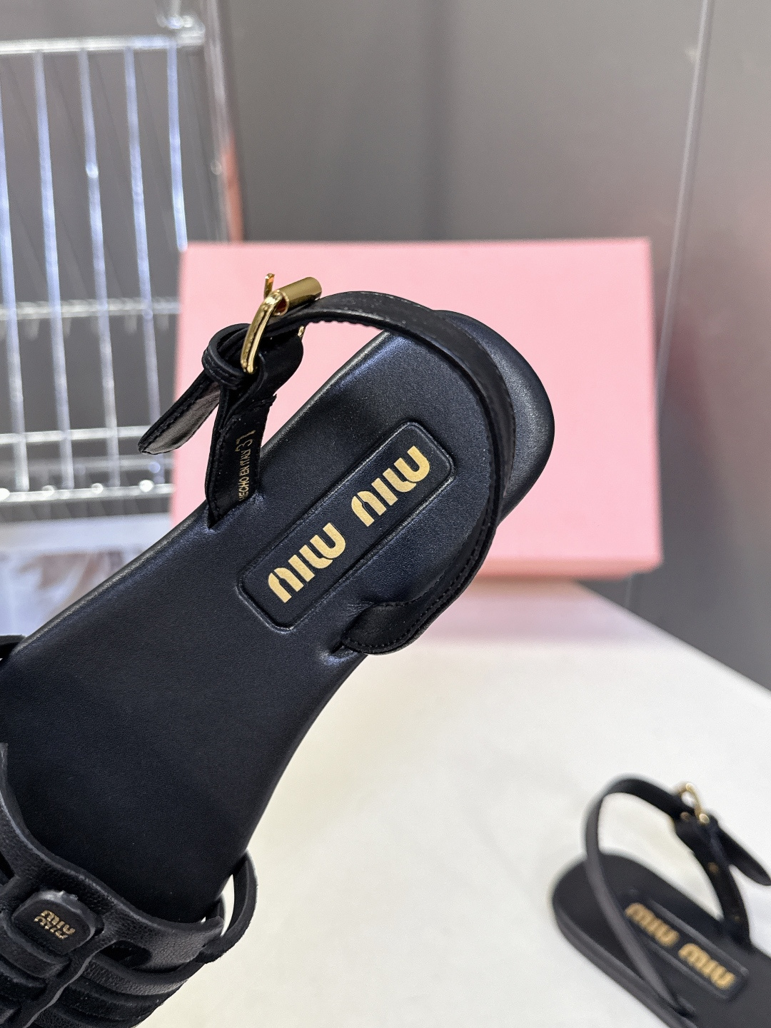 Miu Miu缪缪春夏最新款复古编织猪笼凉鞋 超多明星网红种草 是品牌将复古学院风与夏日度假感结合的设计