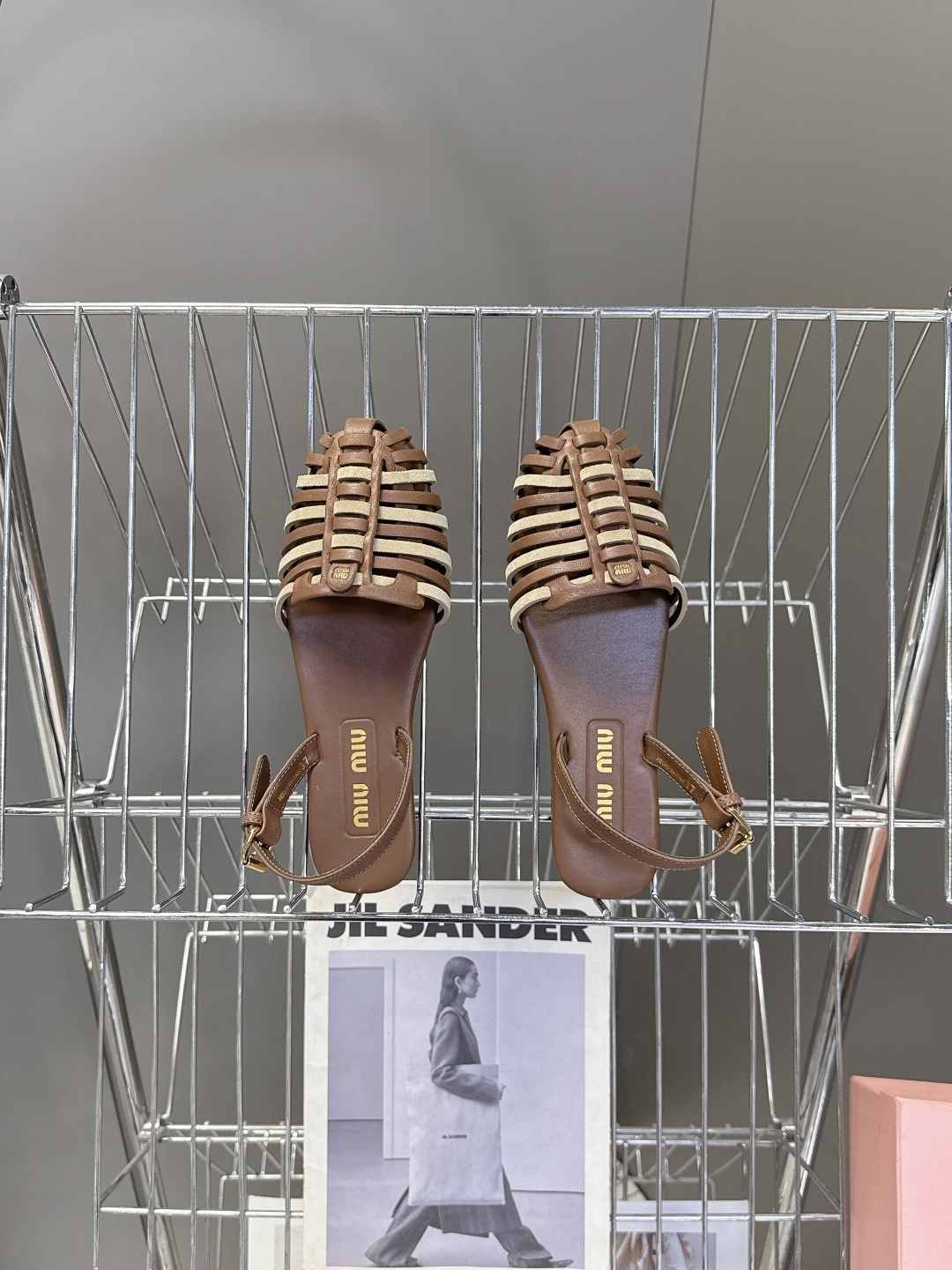 Miu Miu缪缪春夏最新款复古编织猪笼凉鞋 超多明星网红种草 是品牌将复古学院风与夏日度假感结合的设计