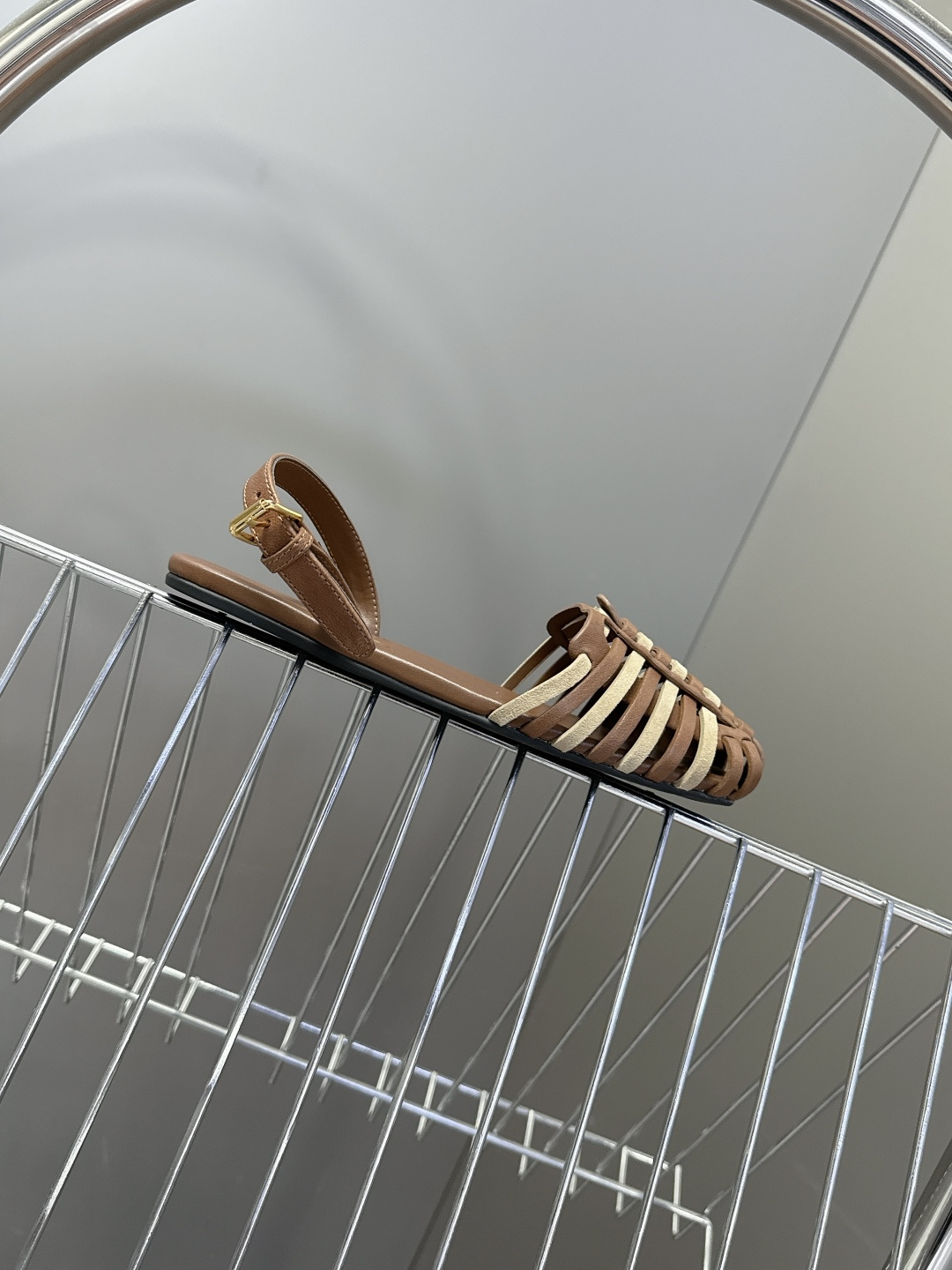 Miu Miu缪缪春夏最新款复古编织猪笼凉鞋 超多明星网红种草 是品牌将复古学院风与夏日度假感结合的设计