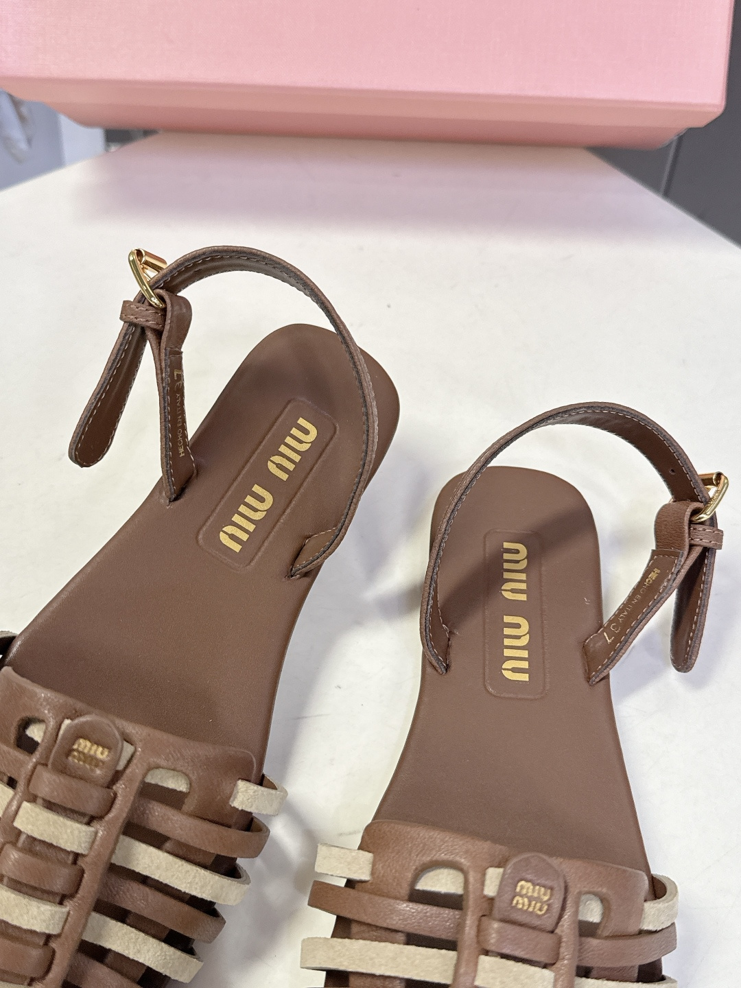 Miu Miu缪缪春夏最新款复古编织猪笼凉鞋 超多明星网红种草 是品牌将复古学院风与夏日度假感结合的设计