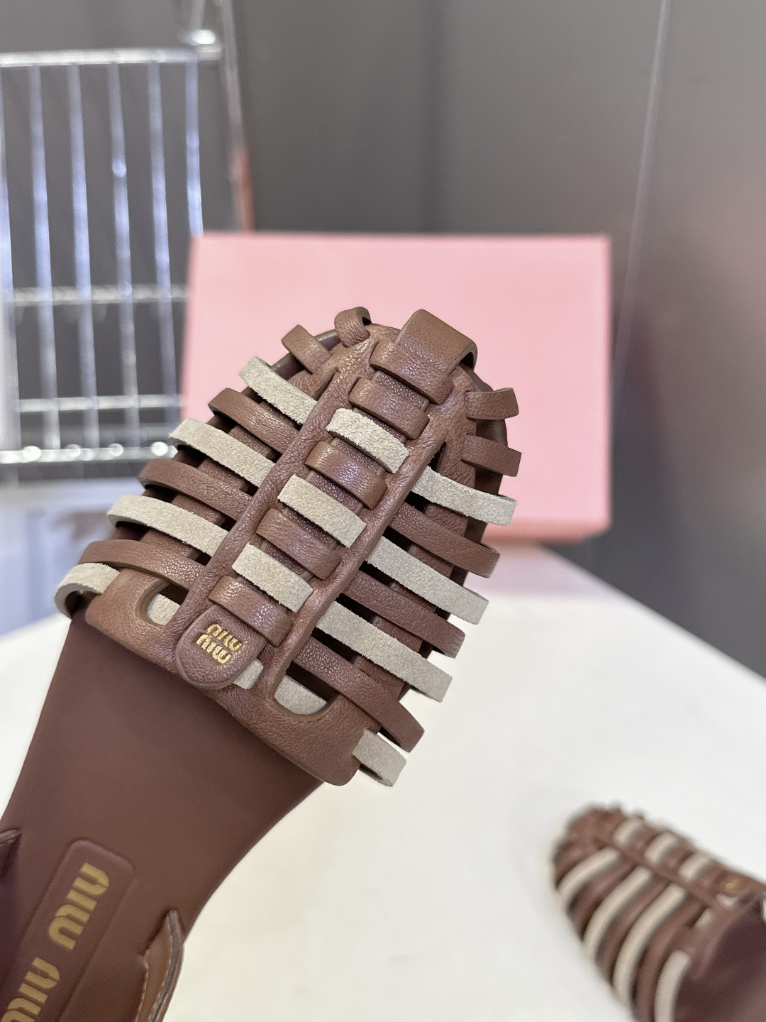 Miu Miu缪缪春夏最新款复古编织猪笼凉鞋 超多明星网红种草 是品牌将复古学院风与夏日度假感结合的设计