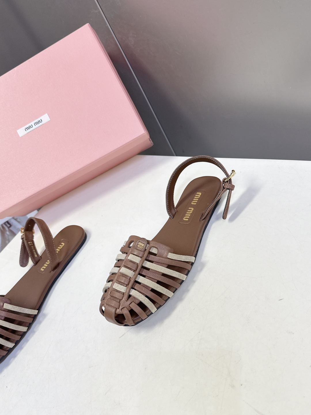 Miu Miu缪缪春夏最新款复古编织猪笼凉鞋 超多明星网红种草 是品牌将复古学院风与夏日度假感结合的设计