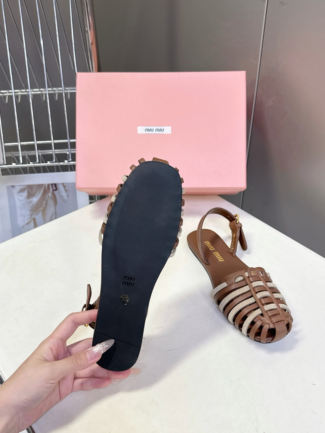 Miu Miu缪缪春夏最新款复古编织猪笼凉鞋 超多明星网红种草 是品牌将复古学院风与夏日度假感结合的设计