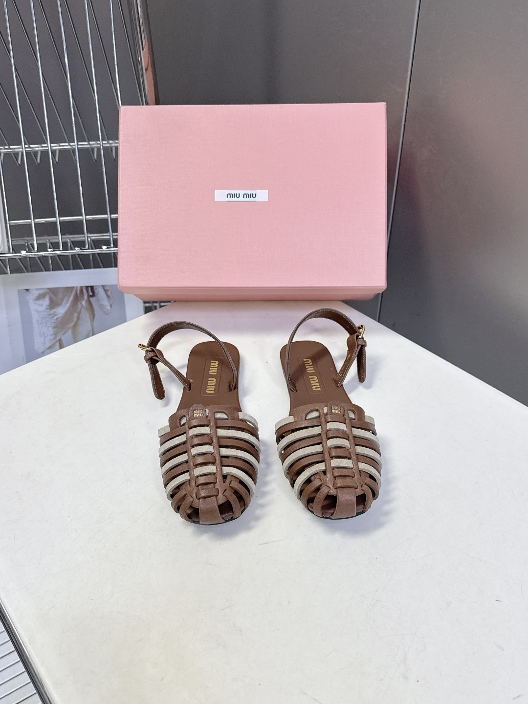 Miu Miu缪缪春夏最新款复古编织猪笼凉鞋 超多明星网红种草 是品牌将复古学院风与夏日度假感结合的设计