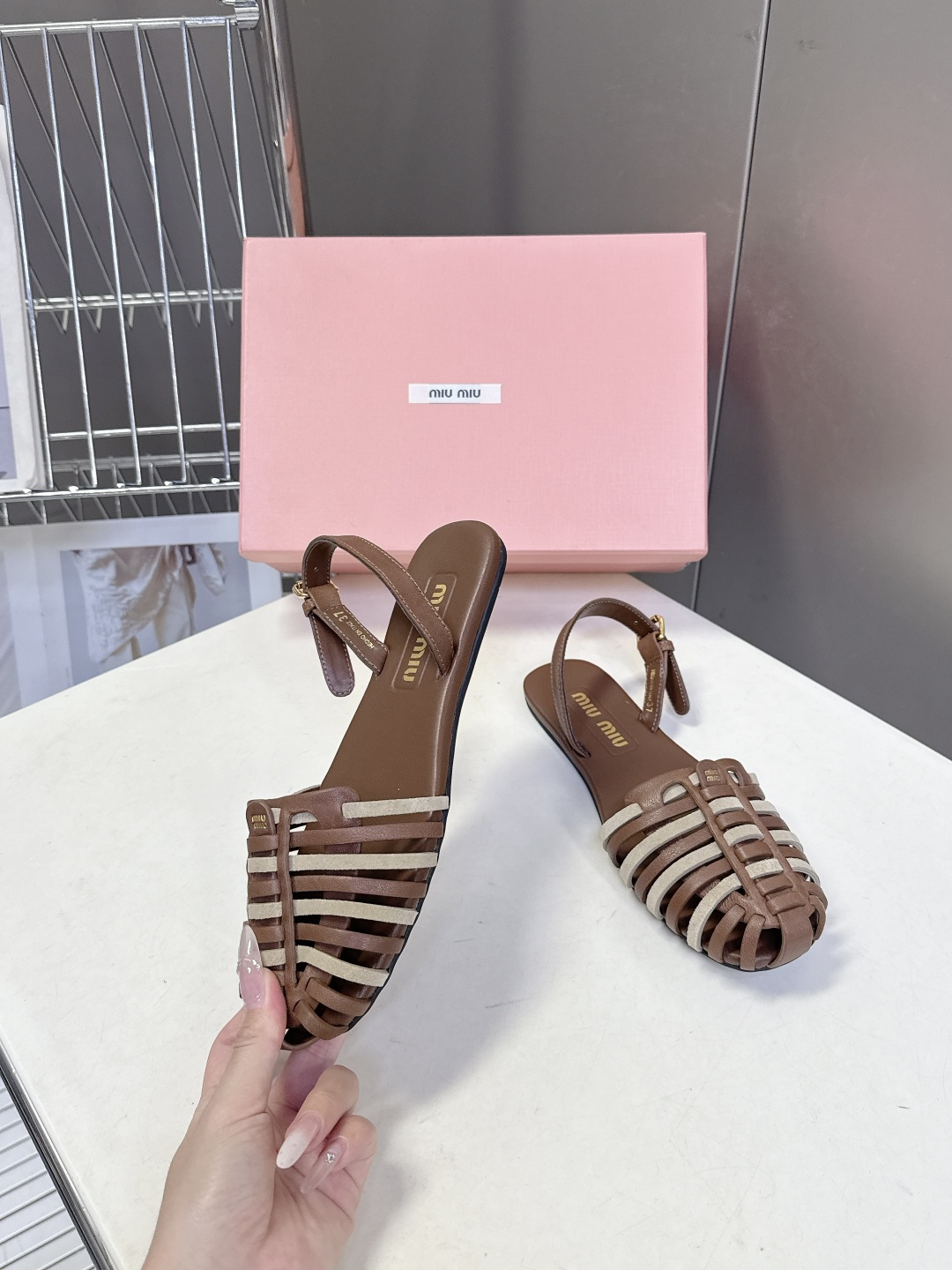 Miu Miu缪缪春夏最新款复古编织猪笼凉鞋 超多明星网红种草 是品牌将复古学院风与夏日度假感结合的设计