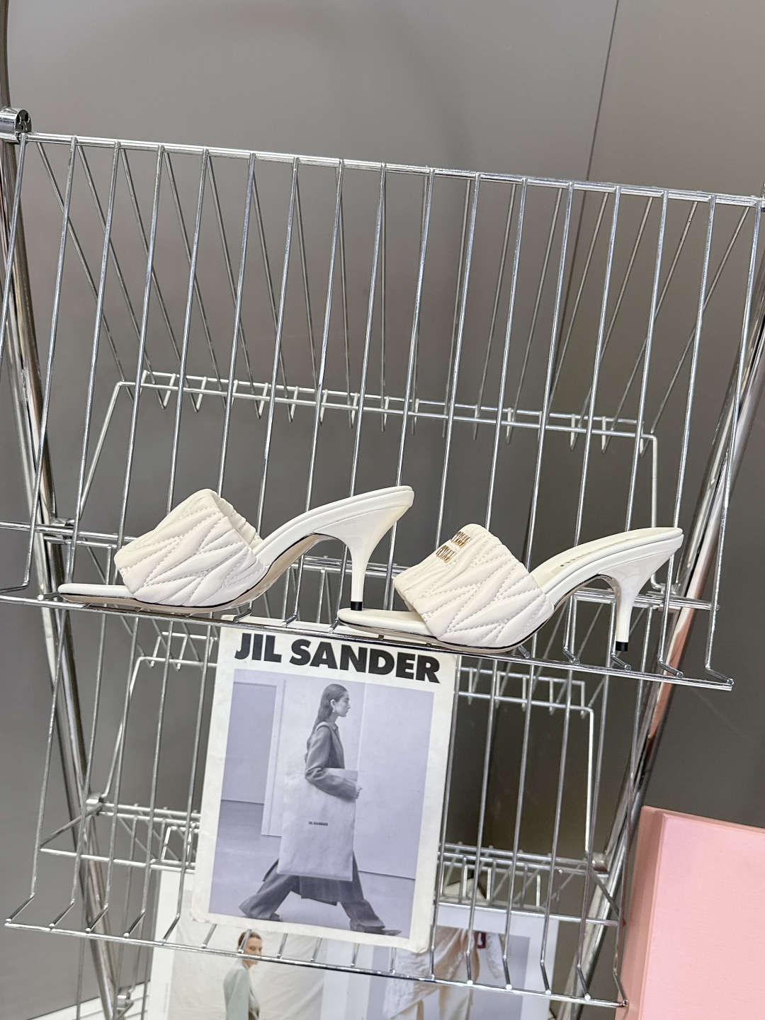 Miu Miu缪缪春夏最新款绗缝高跟穆勒凉拖 超多明星网红种草 是品牌少女感与精致感结合的标志性鞋款 也