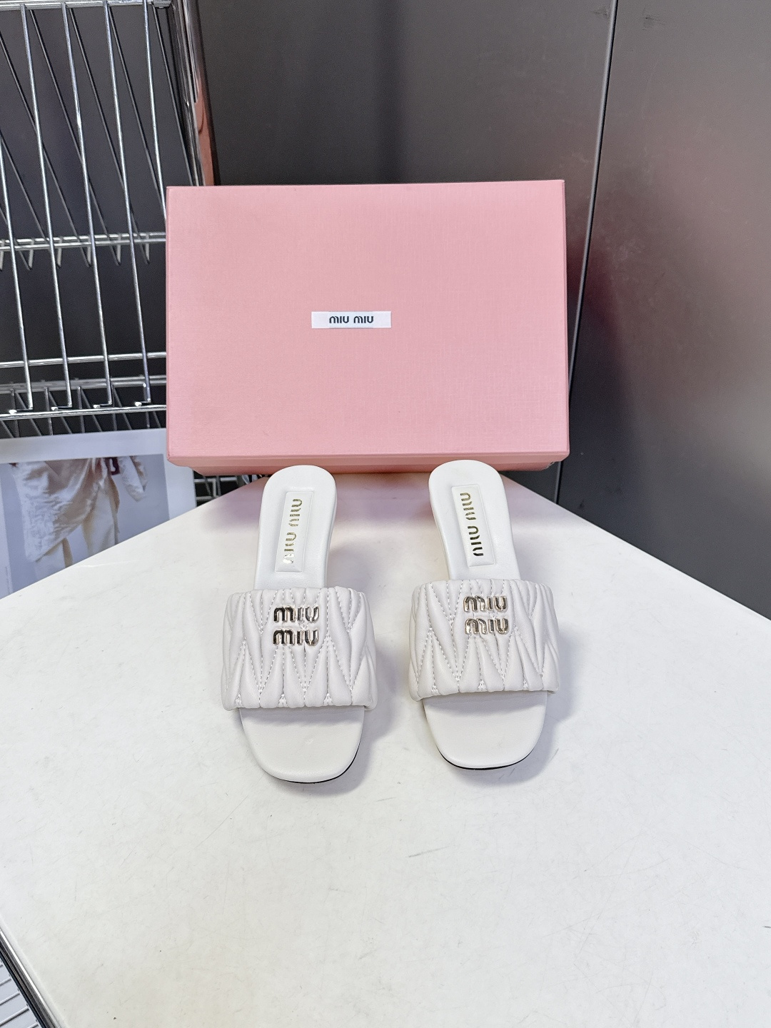 Miu Miu缪缪春夏最新款绗缝高跟穆勒凉拖 超多明星网红种草 是品牌少女感与精致感结合的标志性鞋款 也