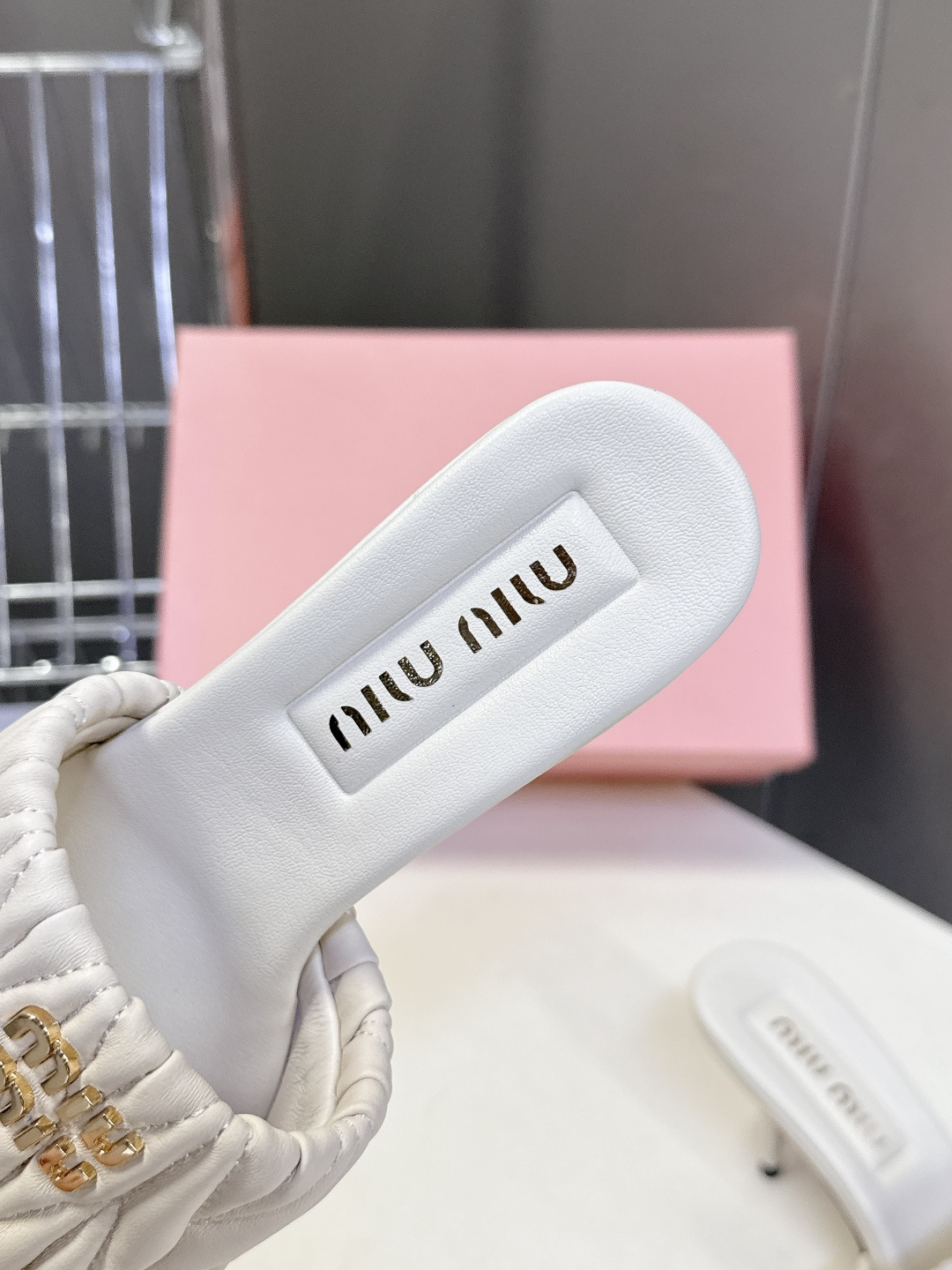 Miu Miu缪缪春夏最新款绗缝高跟穆勒凉拖 超多明星网红种草 是品牌少女感与精致感结合的标志性鞋款 也