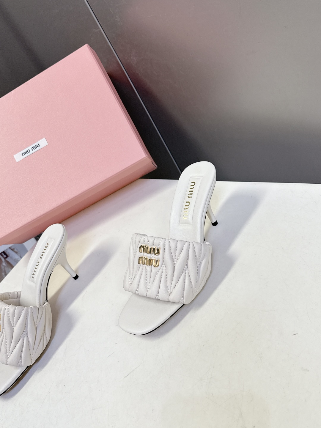 Miu Miu缪缪春夏最新款绗缝高跟穆勒凉拖 超多明星网红种草 是品牌少女感与精致感结合的标志性鞋款 也