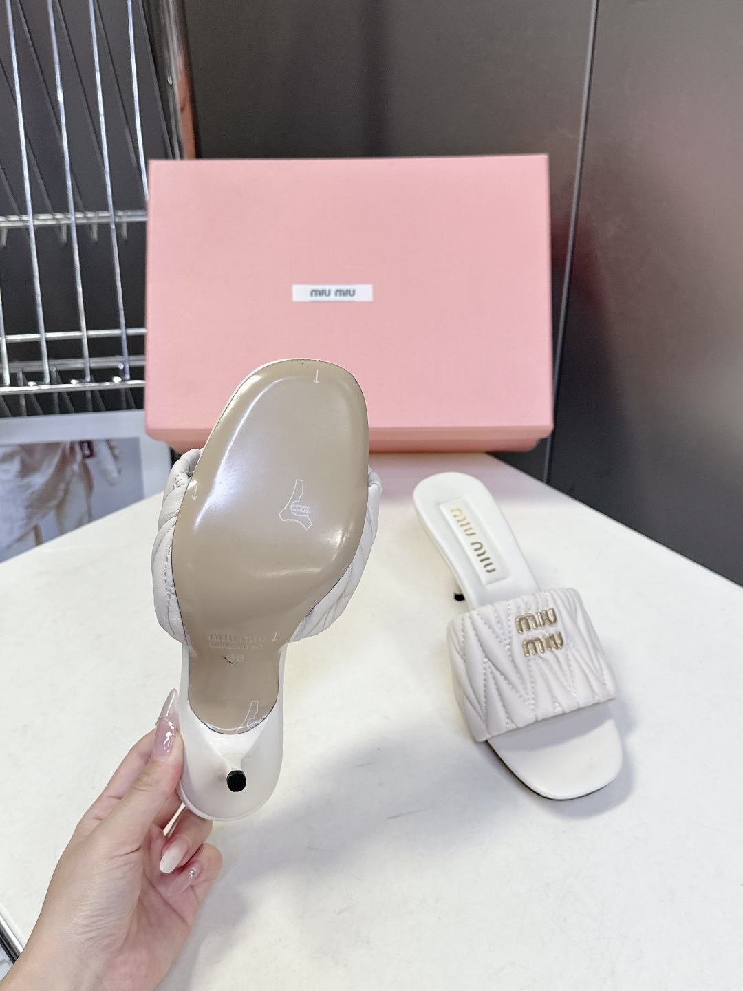 Miu Miu缪缪春夏最新款绗缝高跟穆勒凉拖 超多明星网红种草 是品牌少女感与精致感结合的标志性鞋款 也