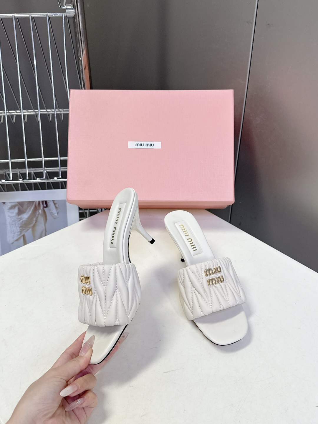 Miu Miu缪缪春夏最新款绗缝高跟穆勒凉拖 超多明星网红种草 是品牌少女感与精致感结合的标志性鞋款 也