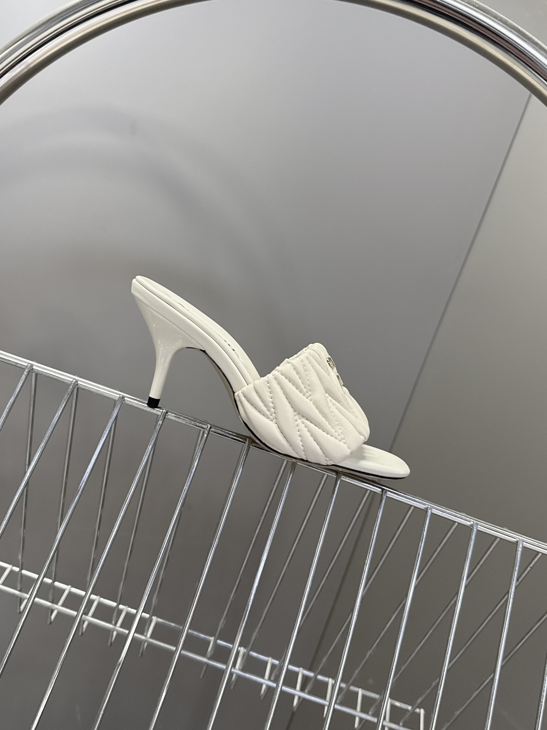 Miu Miu缪缪春夏最新款绗缝高跟穆勒凉拖 超多明星网红种草 是品牌少女感与精致感结合的标志性鞋款 也