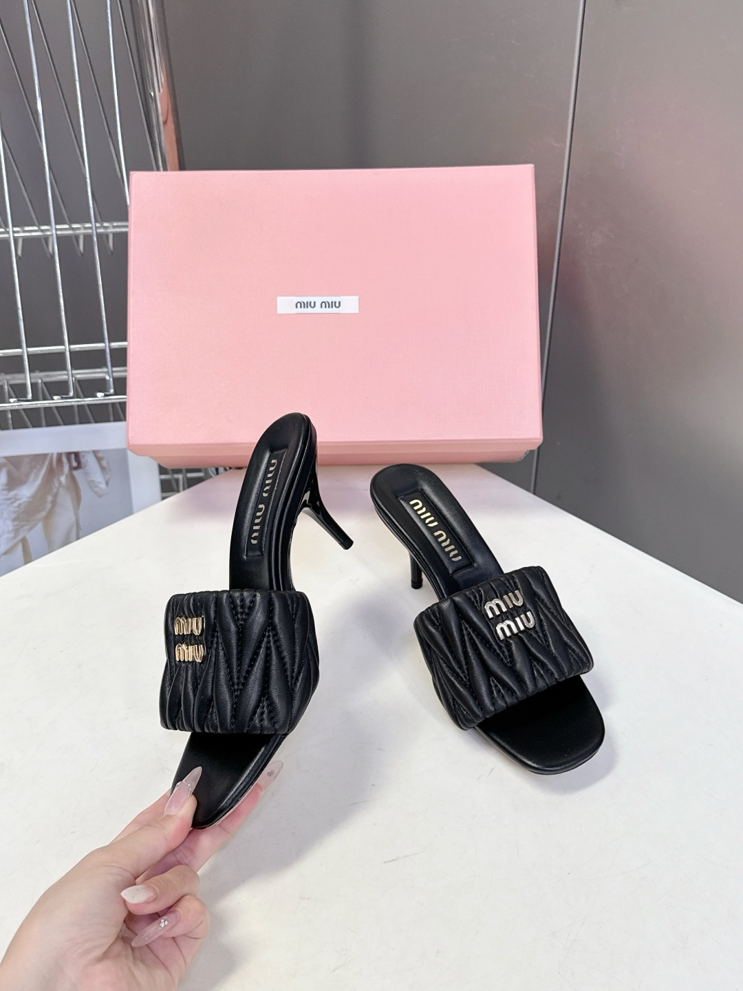 Miu Miu缪缪春夏最新款绗缝高跟穆勒凉拖 超多明星网红种草 是品牌少女感与精致感结合的标志性鞋款 也