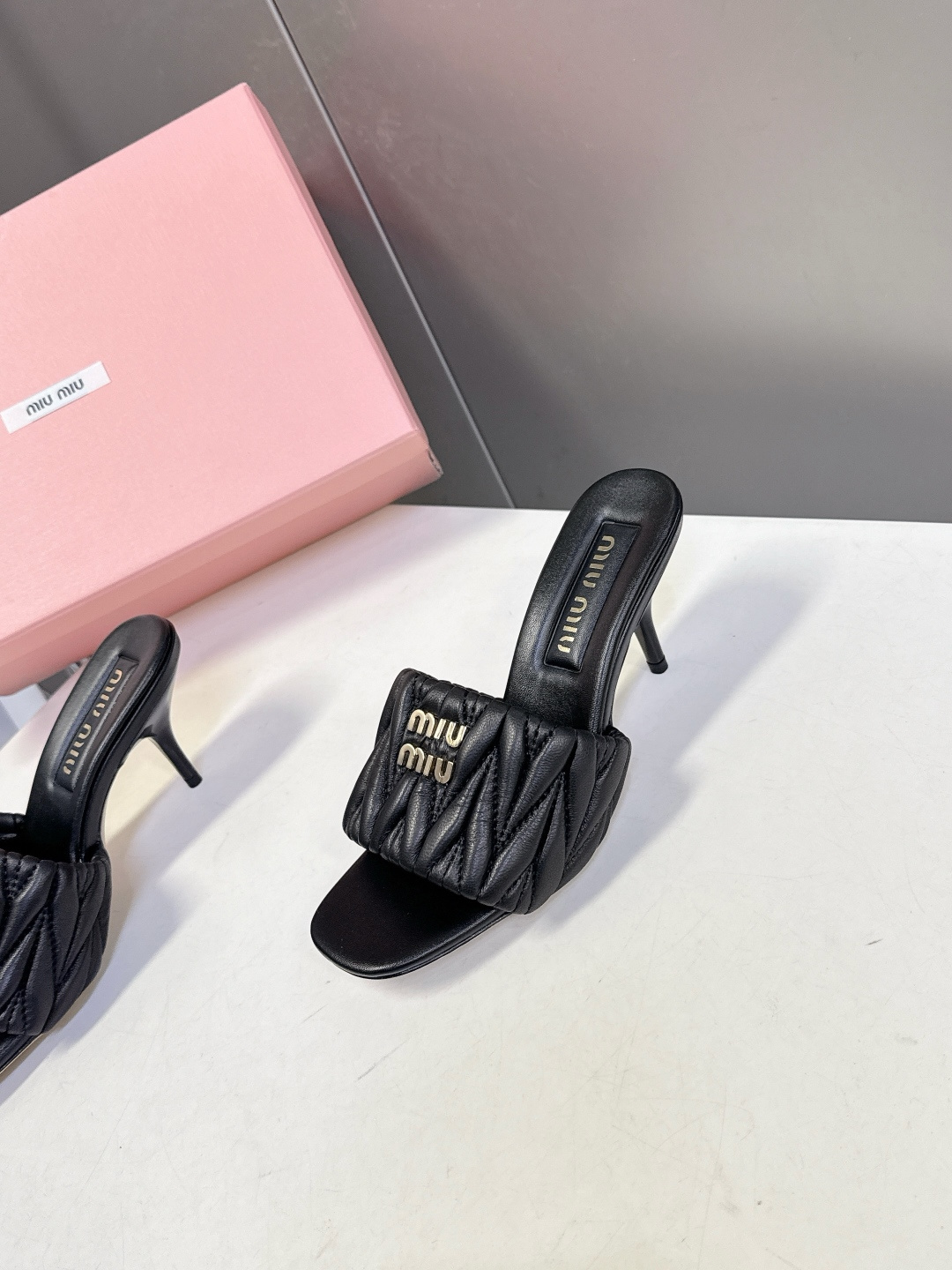 Miu Miu缪缪春夏最新款绗缝高跟穆勒凉拖 超多明星网红种草 是品牌少女感与精致感结合的标志性鞋款 也