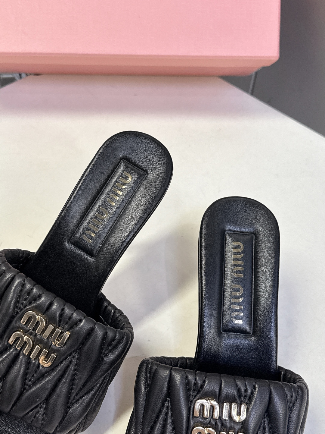 Miu Miu缪缪春夏最新款绗缝高跟穆勒凉拖 超多明星网红种草 是品牌少女感与精致感结合的标志性鞋款 也