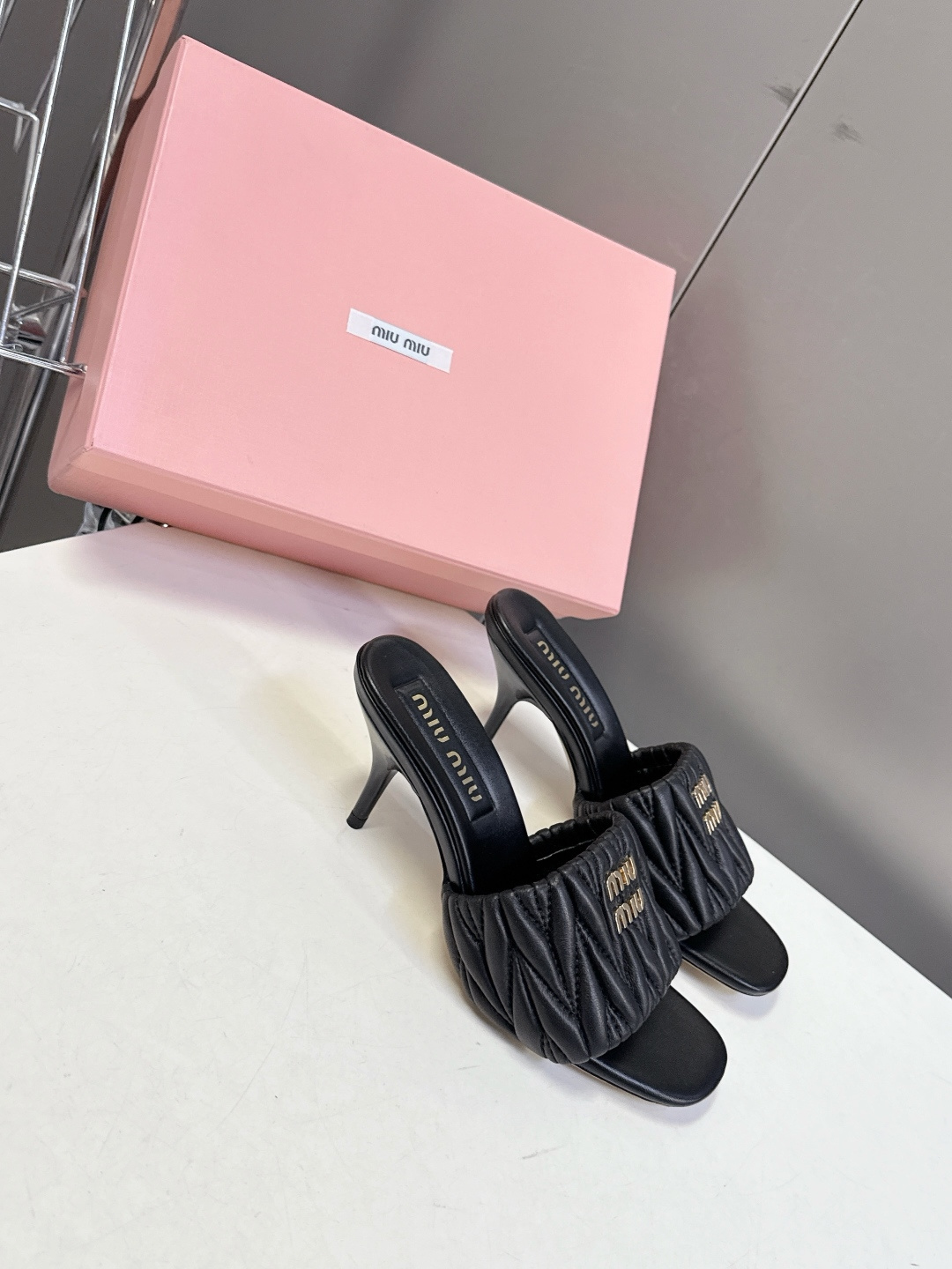 Miu Miu缪缪春夏最新款绗缝高跟穆勒凉拖 超多明星网红种草 是品牌少女感与精致感结合的标志性鞋款 也