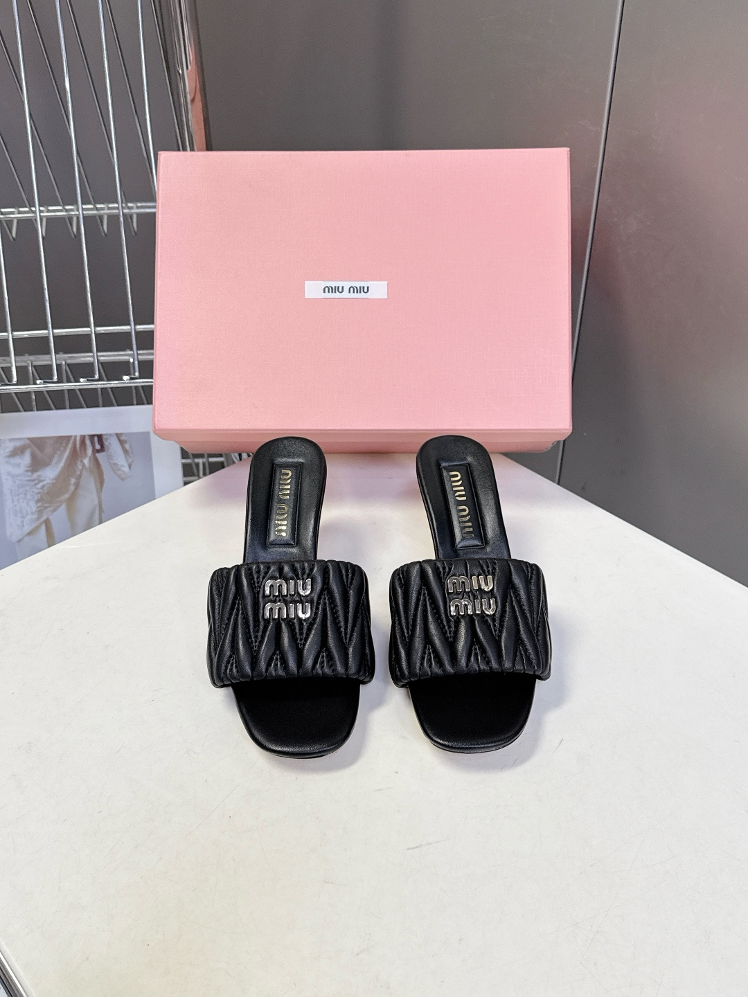 Miu Miu缪缪春夏最新款绗缝高跟穆勒凉拖 超多明星网红种草 是品牌少女感与精致感结合的标志性鞋款 也