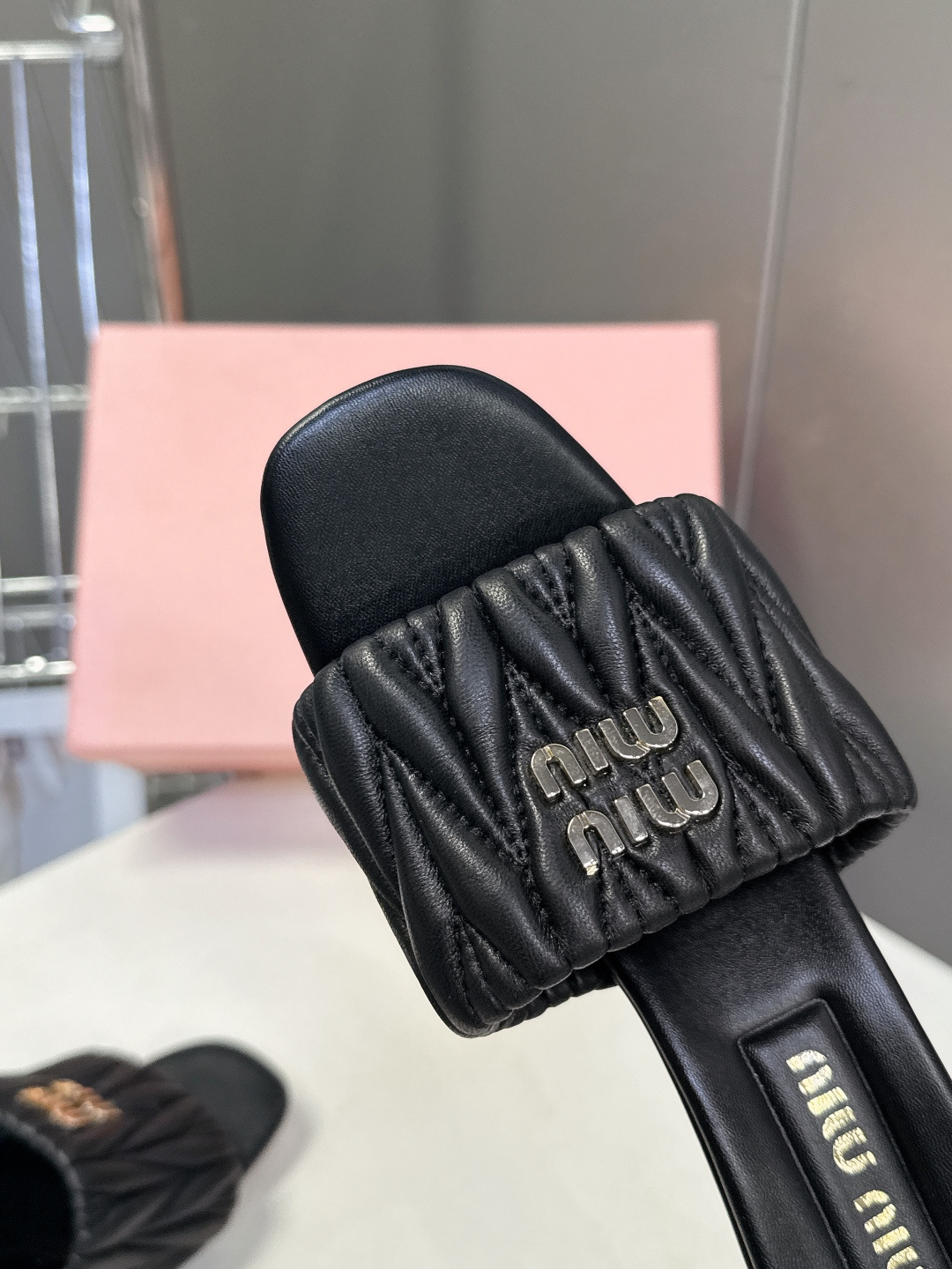 Miu Miu缪缪春夏最新款绗缝高跟穆勒凉拖 超多明星网红种草 是品牌少女感与精致感结合的标志性鞋款 也