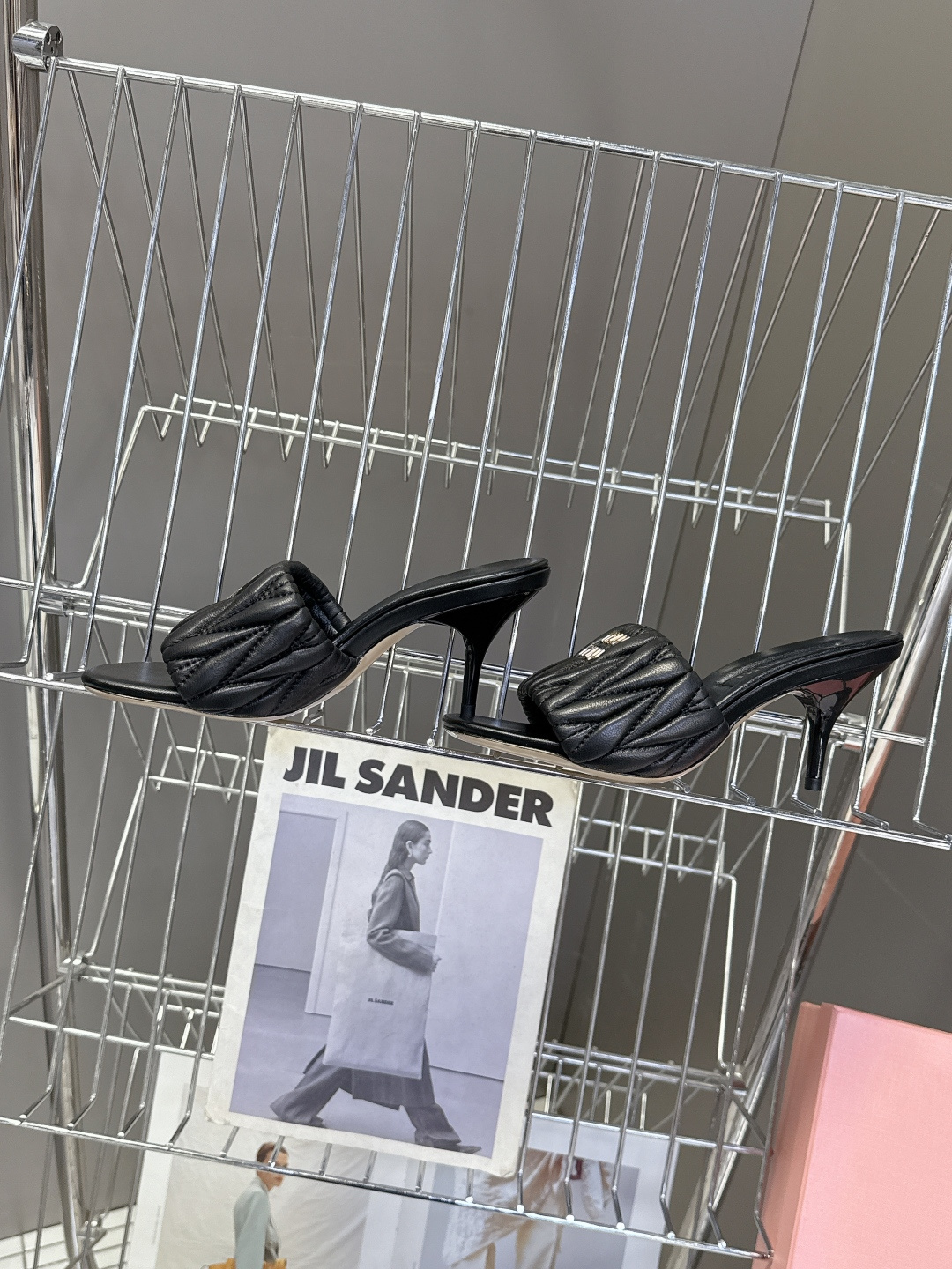 Miu Miu缪缪春夏最新款绗缝高跟穆勒凉拖 超多明星网红种草 是品牌少女感与精致感结合的标志性鞋款 也