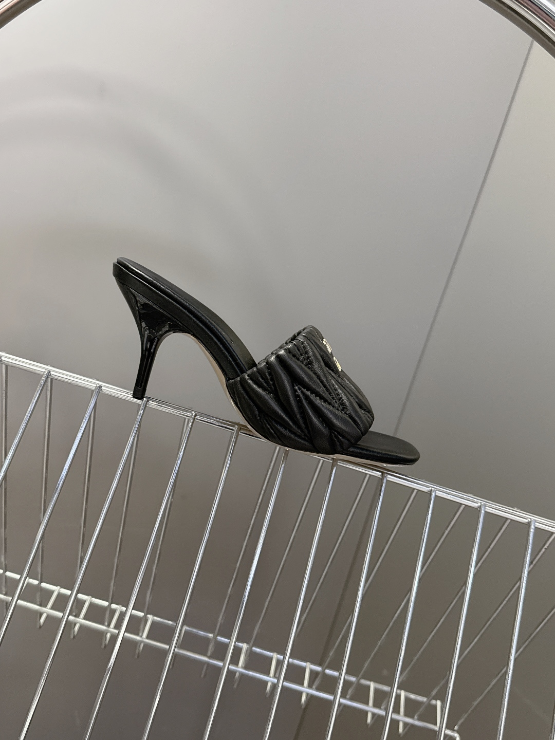 Miu Miu缪缪春夏最新款绗缝高跟穆勒凉拖 超多明星网红种草 是品牌少女感与精致感结合的标志性鞋款 也