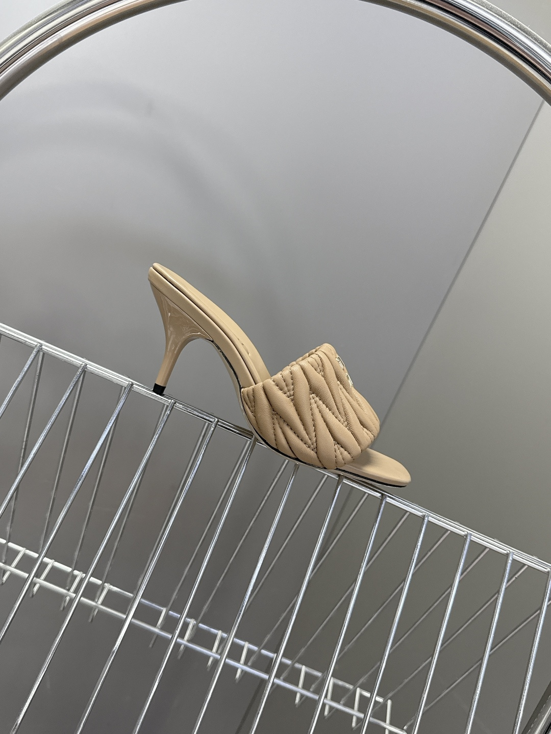 Miu Miu缪缪春夏最新款绗缝高跟穆勒凉拖 超多明星网红种草 是品牌少女感与精致感结合的标志性鞋款 也