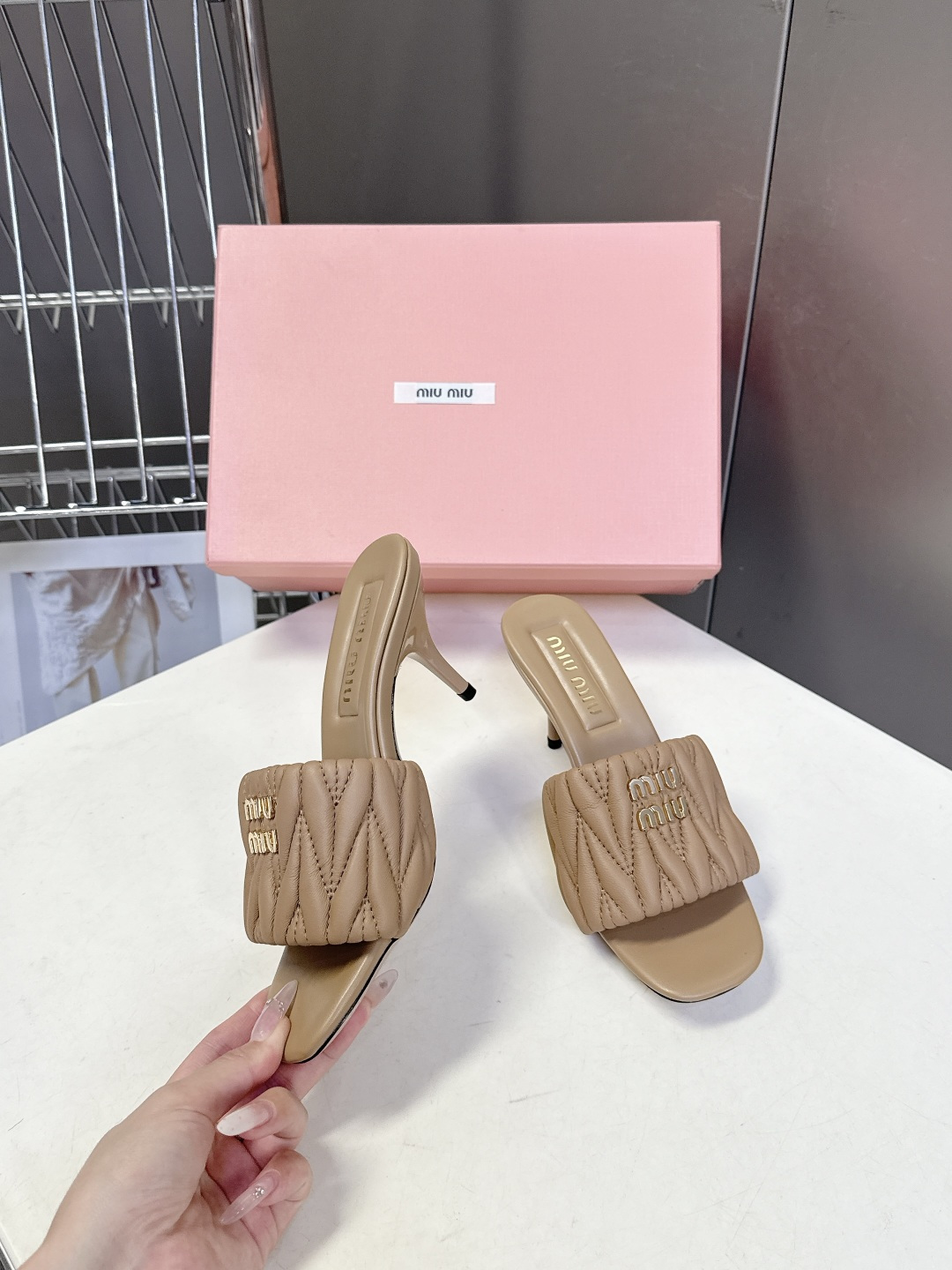 Miu Miu缪缪春夏最新款绗缝高跟穆勒凉拖 超多明星网红种草 是品牌少女感与精致感结合的标志性鞋款 也