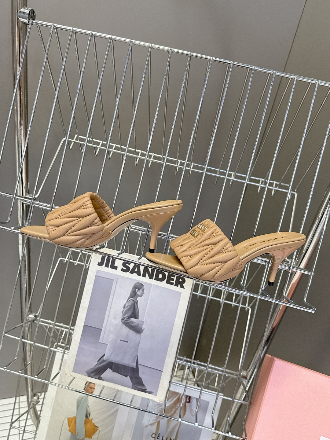 Miu Miu缪缪春夏最新款绗缝高跟穆勒凉拖 超多明星网红种草 是品牌少女感与精致感结合的标志性鞋款 也