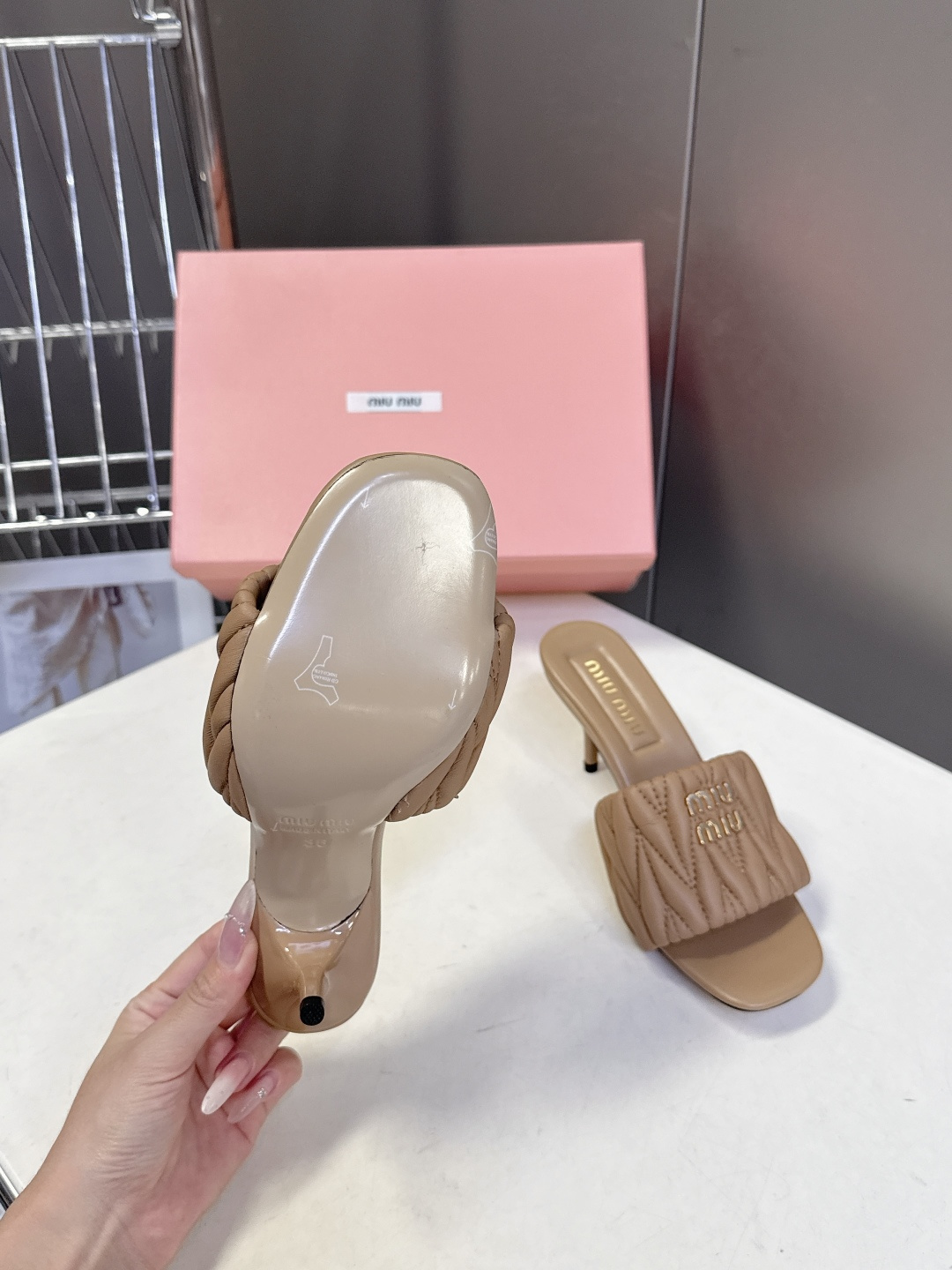 Miu Miu缪缪春夏最新款绗缝高跟穆勒凉拖 超多明星网红种草 是品牌少女感与精致感结合的标志性鞋款 也