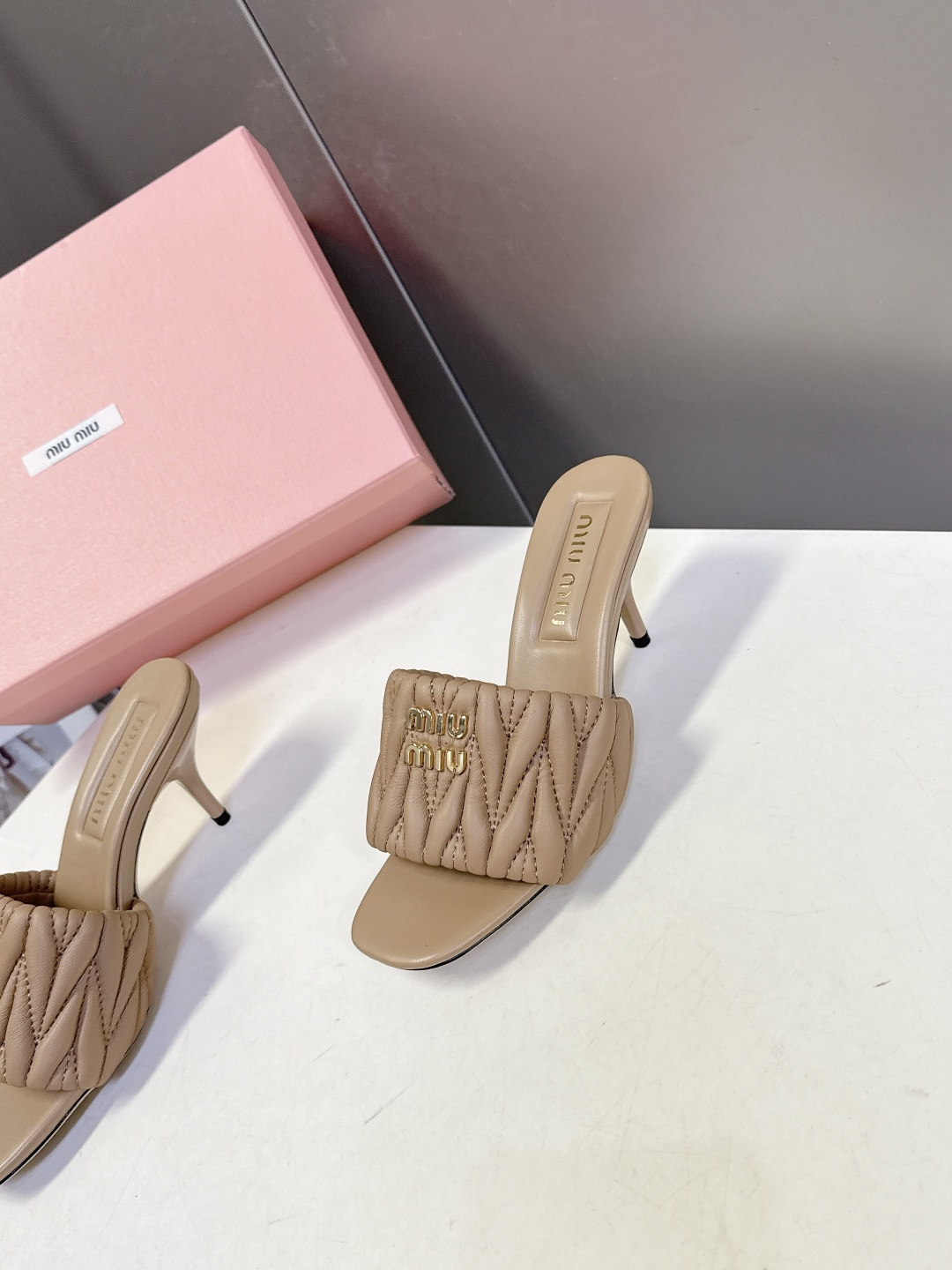 Miu Miu缪缪春夏最新款绗缝高跟穆勒凉拖 超多明星网红种草 是品牌少女感与精致感结合的标志性鞋款 也