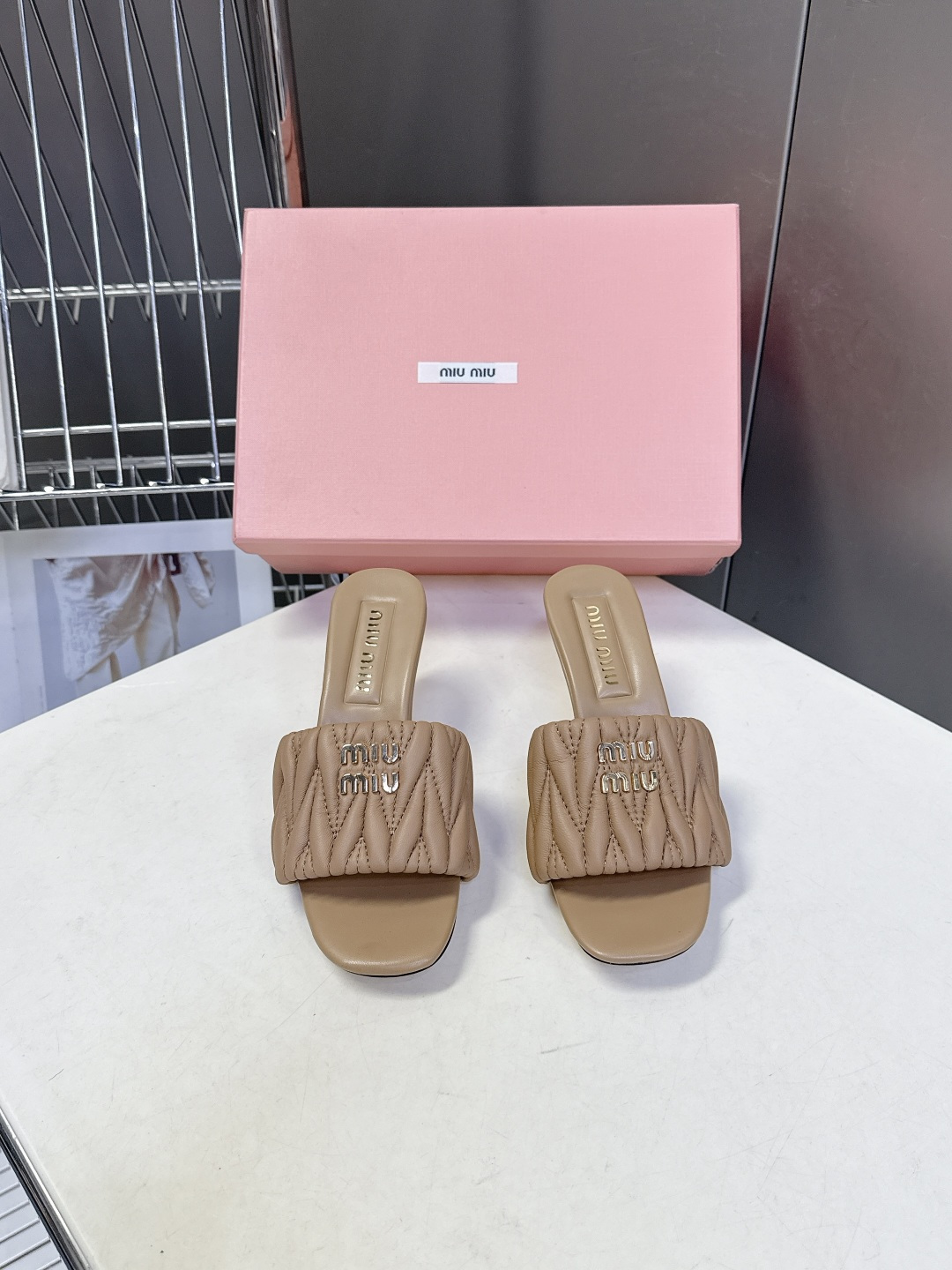 Miu Miu缪缪春夏最新款绗缝高跟穆勒凉拖 超多明星网红种草 是品牌少女感与精致感结合的标志性鞋款 也