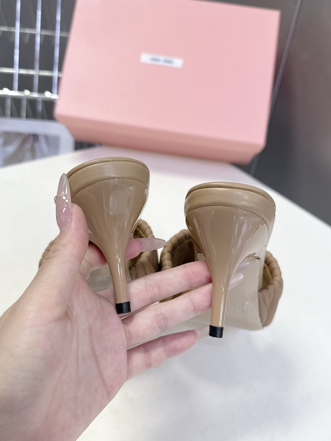 Miu Miu缪缪春夏最新款绗缝高跟穆勒凉拖 超多明星网红种草 是品牌少女感与精致感结合的标志性鞋款 也