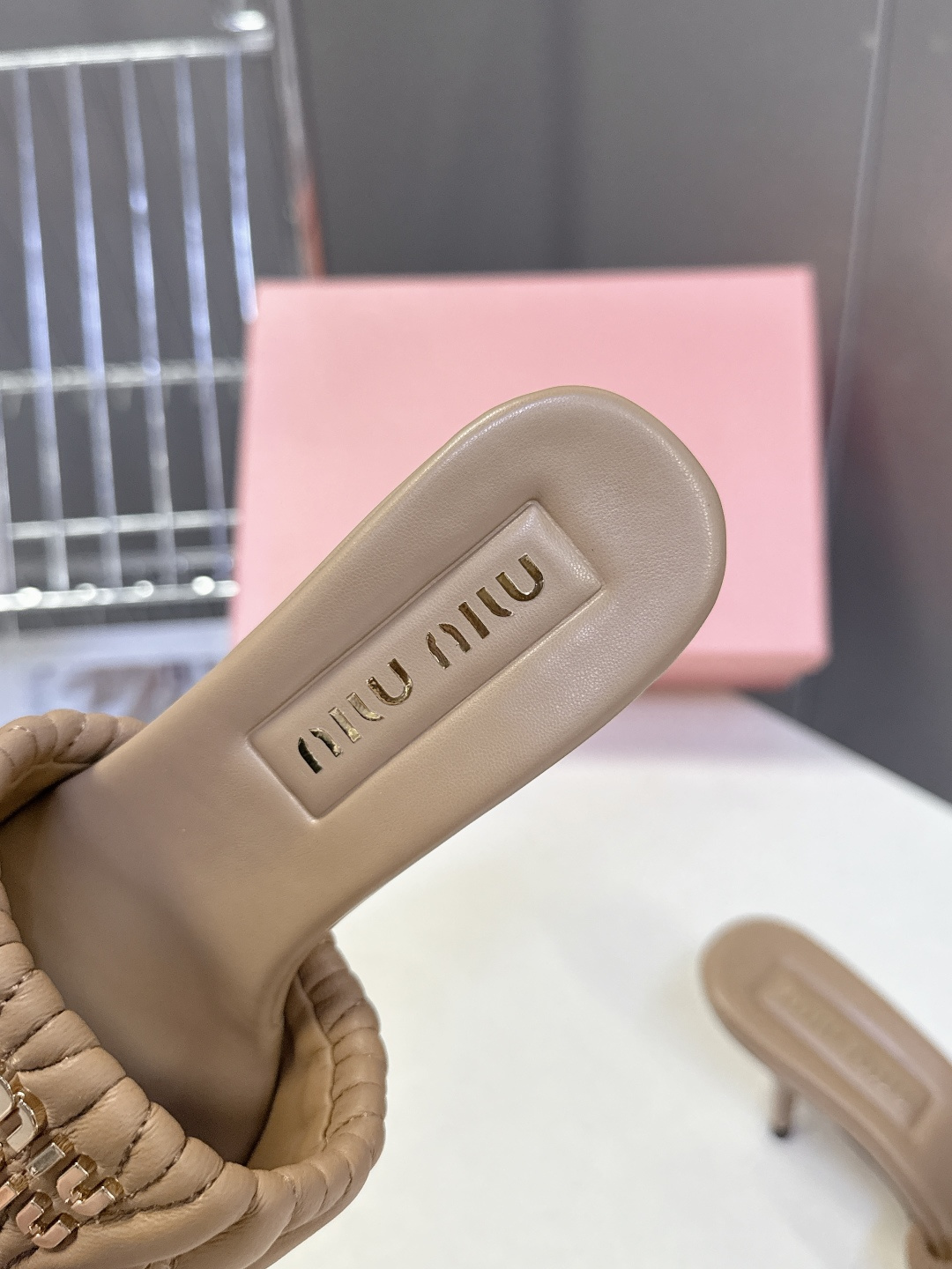 Miu Miu缪缪春夏最新款绗缝高跟穆勒凉拖 超多明星网红种草 是品牌少女感与精致感结合的标志性鞋款 也