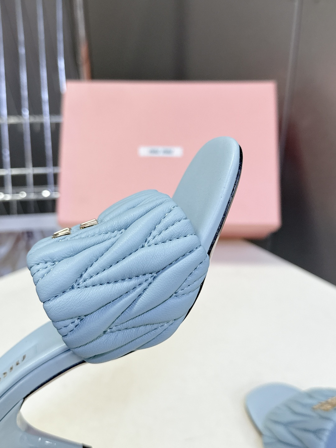 Miu Miu缪缪春夏最新款绗缝高跟穆勒凉拖 超多明星网红种草 是品牌少女感与精致感结合的标志性鞋款 也