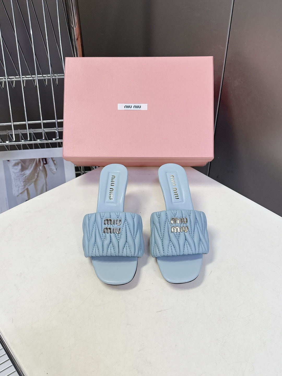 Miu Miu缪缪春夏最新款绗缝高跟穆勒凉拖 超多明星网红种草 是品牌少女感与精致感结合的标志性鞋款 也