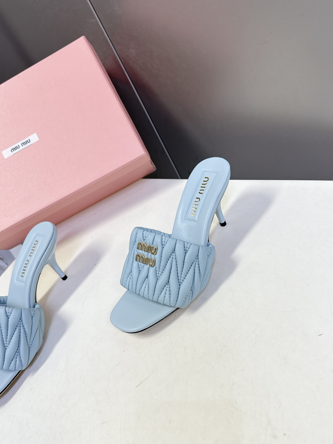 Miu Miu缪缪春夏最新款绗缝高跟穆勒凉拖 超多明星网红种草 是品牌少女感与精致感结合的标志性鞋款 也
