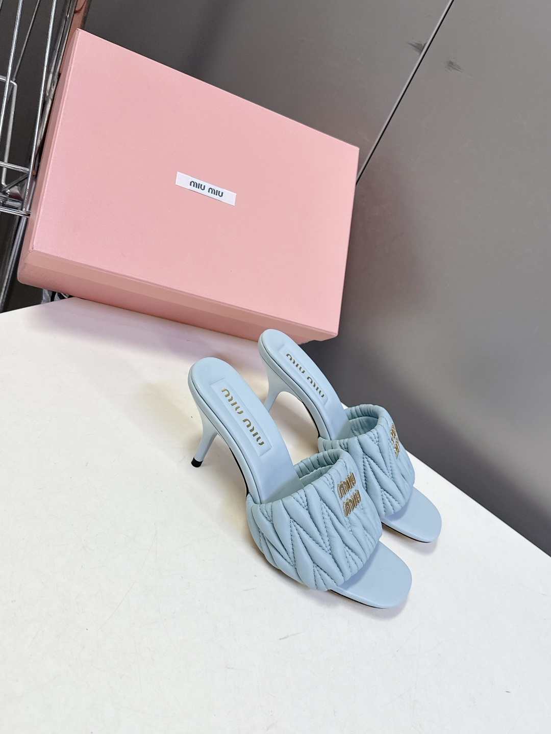 Miu Miu缪缪春夏最新款绗缝高跟穆勒凉拖 超多明星网红种草 是品牌少女感与精致感结合的标志性鞋款 也