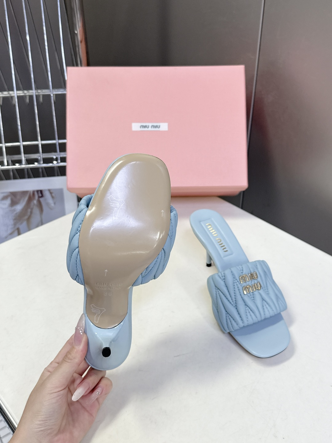 Miu Miu缪缪春夏最新款绗缝高跟穆勒凉拖 超多明星网红种草 是品牌少女感与精致感结合的标志性鞋款 也