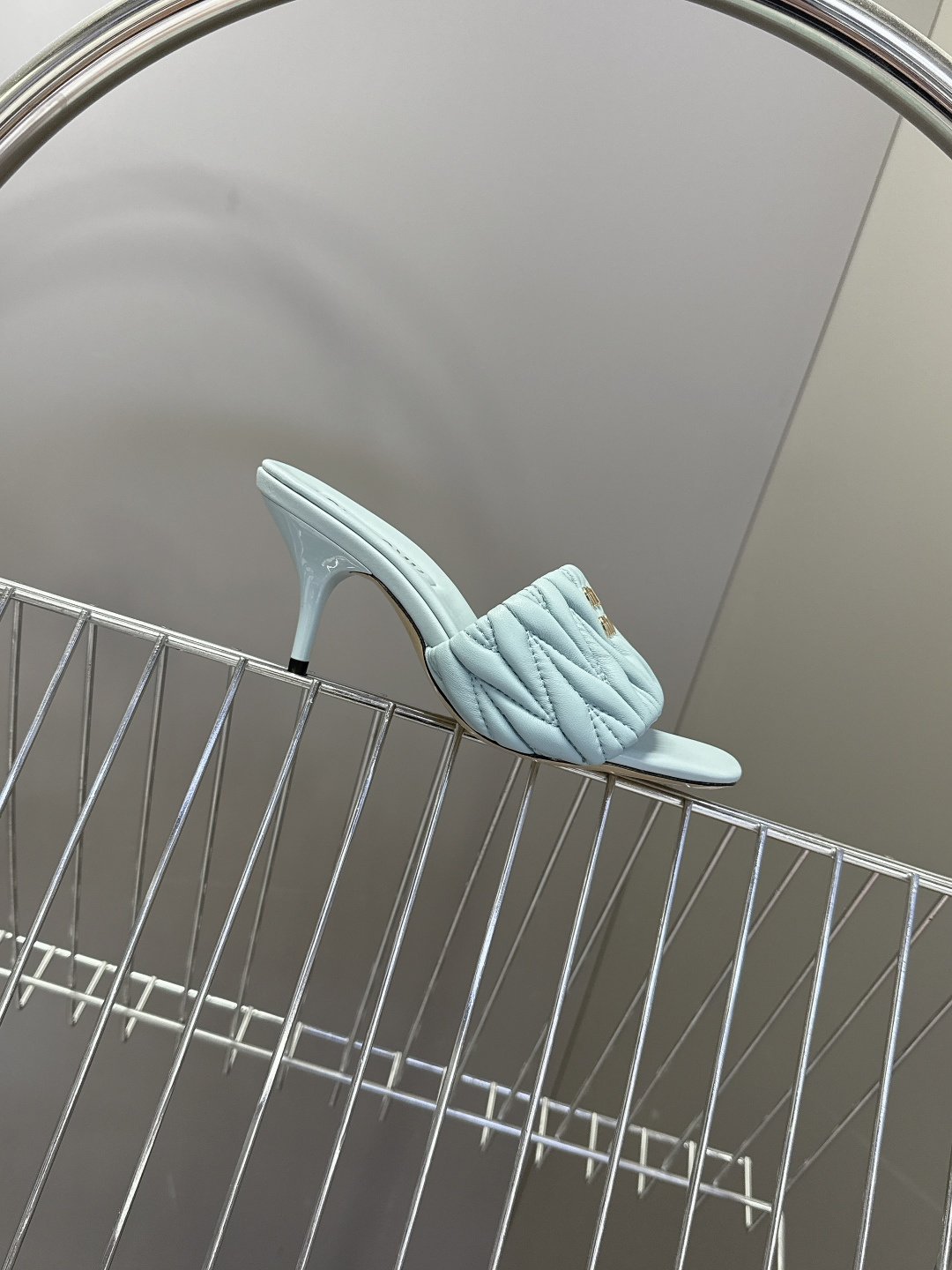 Miu Miu缪缪春夏最新款绗缝高跟穆勒凉拖 超多明星网红种草 是品牌少女感与精致感结合的标志性鞋款 也