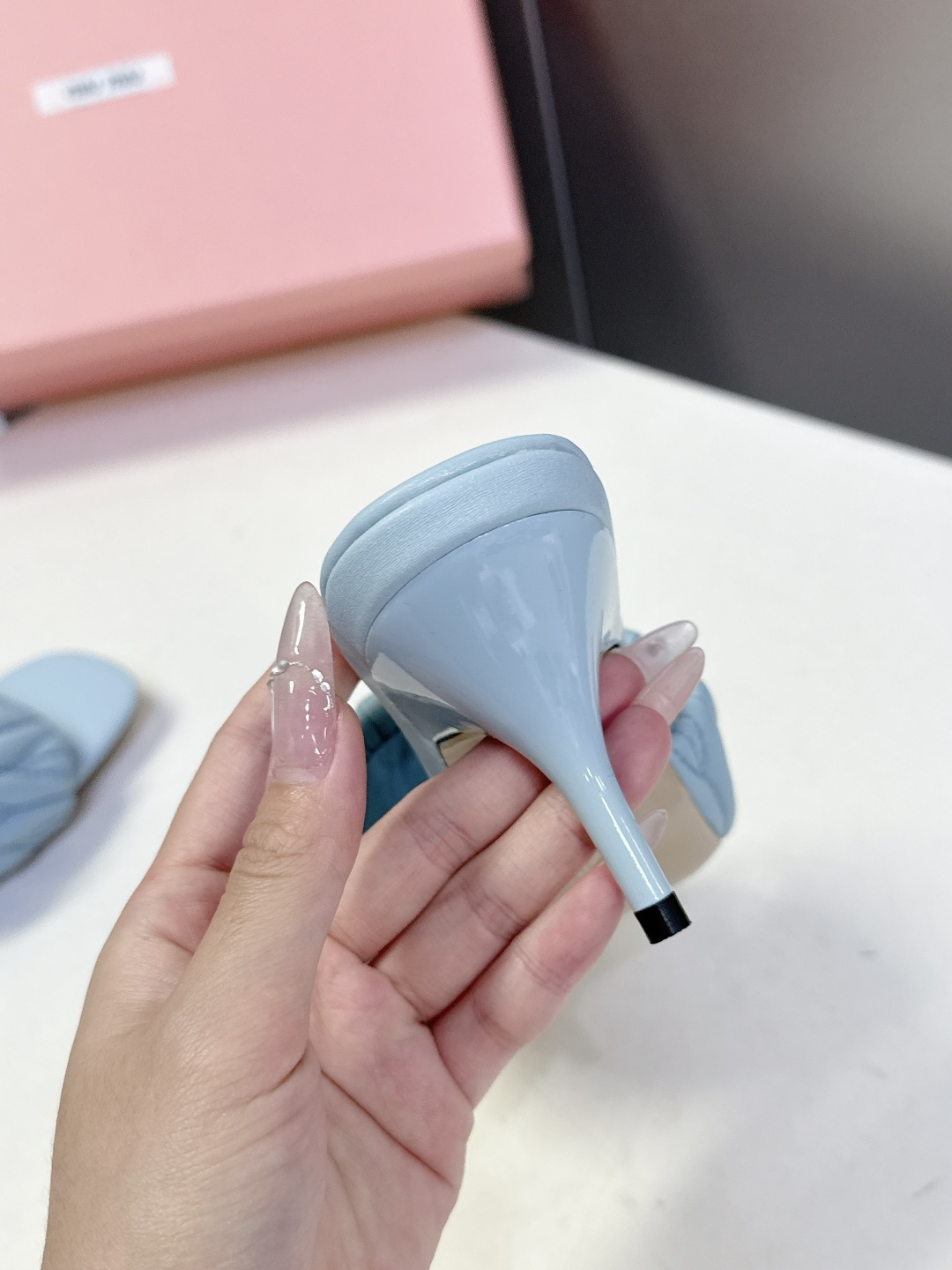 Miu Miu缪缪春夏最新款绗缝高跟穆勒凉拖 超多明星网红种草 是品牌少女感与精致感结合的标志性鞋款 也