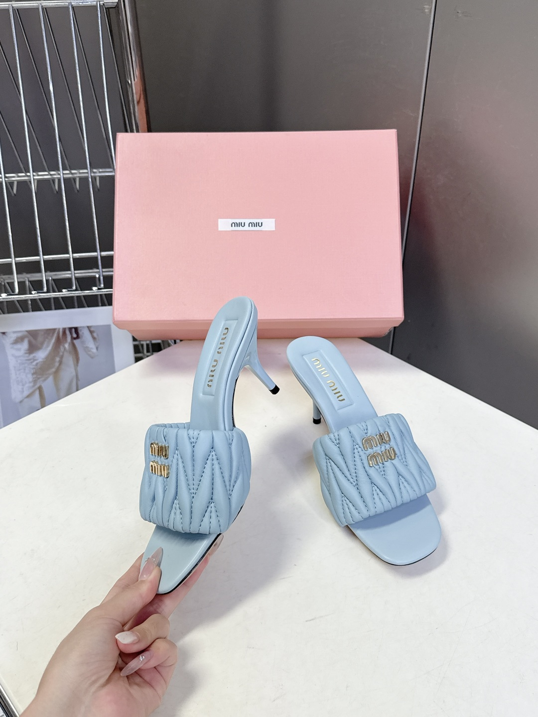 Miu Miu缪缪春夏最新款绗缝高跟穆勒凉拖 超多明星网红种草 是品牌少女感与精致感结合的标志性鞋款 也