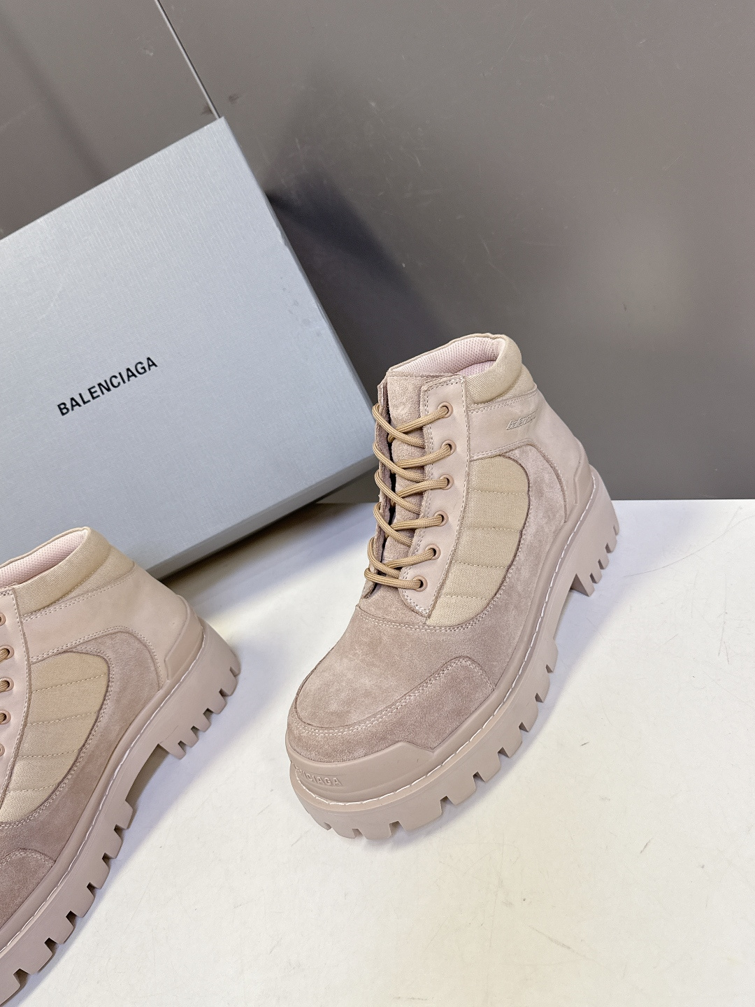 巴黎世家Balenciaga最新情侣款厚底高帮工装马丁靴 超多明星网红种草 鞋面深灰色反绒麂皮，质感复古