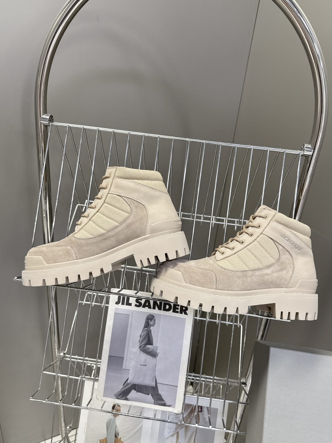 巴黎世家Balenciaga最新情侣款厚底高帮工装马丁靴 超多明星网红种草 鞋面深灰色反绒麂皮，质感复古