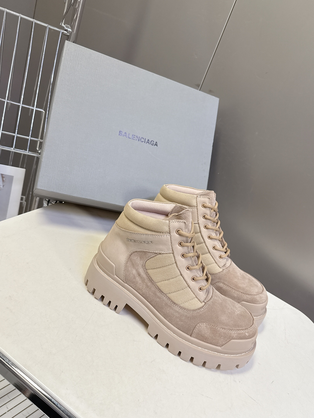 巴黎世家Balenciaga最新情侣款厚底高帮工装马丁靴 超多明星网红种草 鞋面深灰色反绒麂皮，质感复古