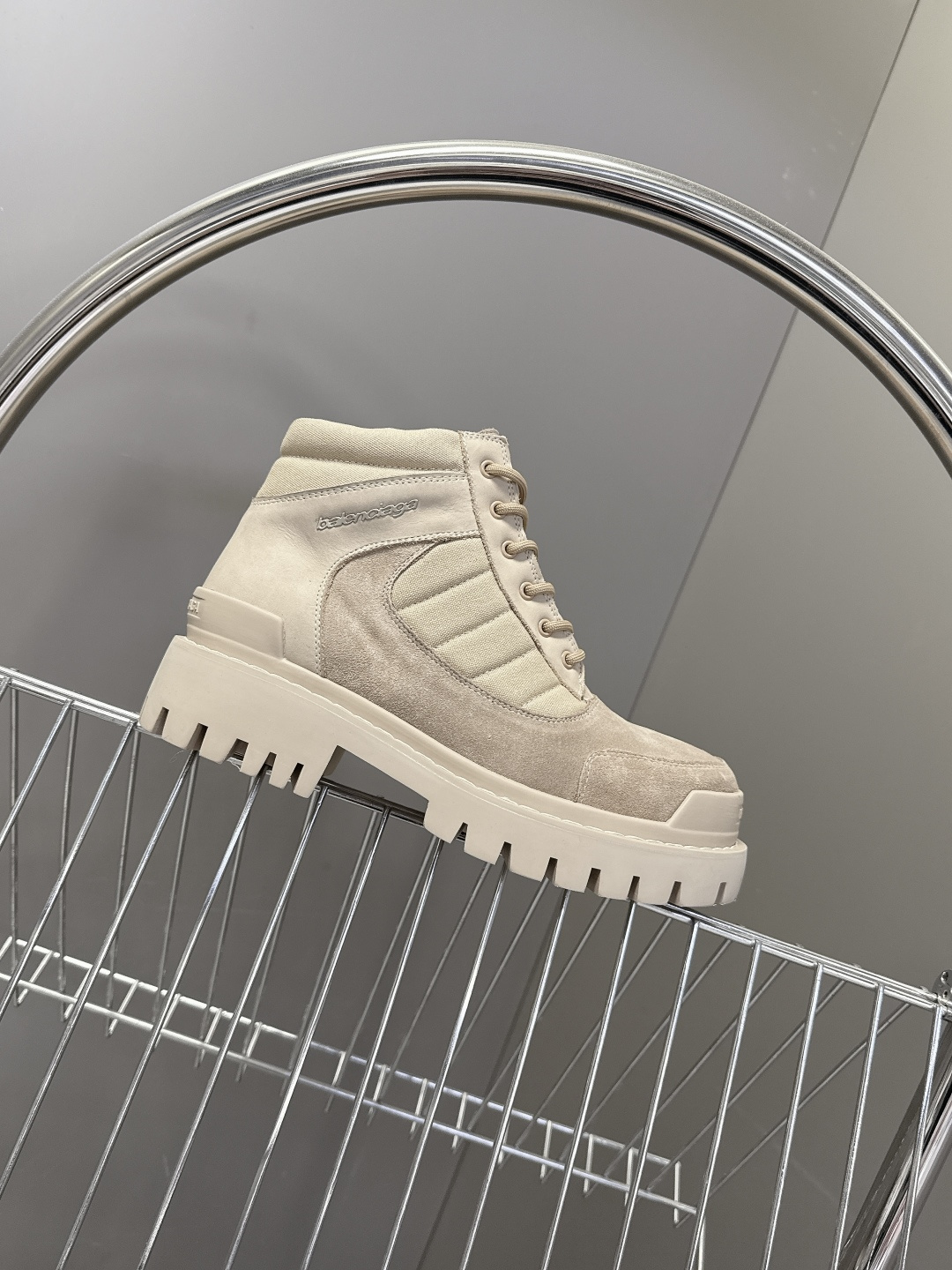 巴黎世家Balenciaga最新情侣款厚底高帮工装马丁靴 超多明星网红种草 鞋面深灰色反绒麂皮，质感复古