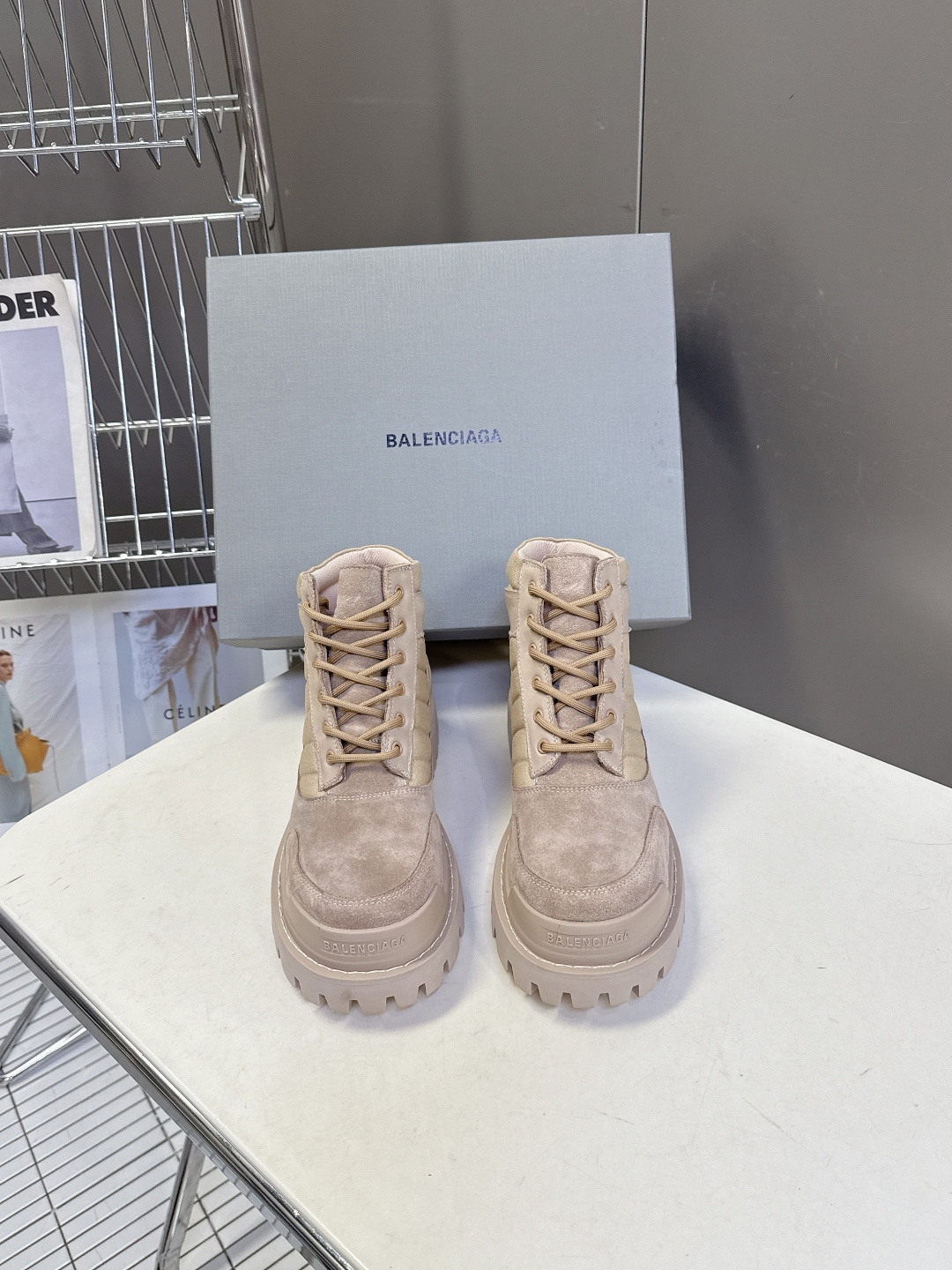 巴黎世家Balenciaga最新情侣款厚底高帮工装马丁靴 超多明星网红种草 鞋面深灰色反绒麂皮，质感复古